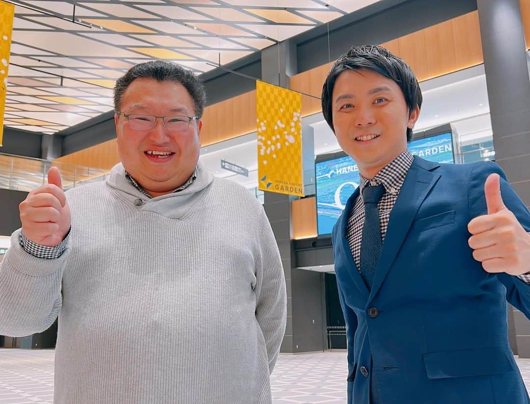 山本隆弥のインスタグラム：「･･･ 航空・旅行アナリストの鳥海高太朗さん！ ten！で初ロケでした！ 互いに飛行機好きというより、 乗り物好き！笑。盛り上がった！  #鳥海高太朗 #航空 #旅行 #羽田空港  #ten #ytv」