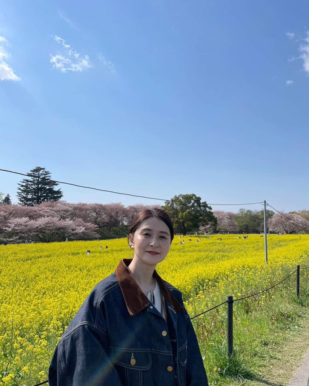 海下真夕さんのインスタグラム写真 - (海下真夕Instagram)「. 💗💛💚💙🤍  この前ちょこっとお出かけして 桜と菜の花を見に🌸  いいお天気で気持ちよかった〜☀️  青い空に淡いピンク、元気が出る一面の黄色、 空気、匂い、自然たっぷり感じて癒された☺️  外で食べるお弁当と、お酒や屋台飯、最高😋  桜が散っちゃってたので来年はもうちょっと 満開の時に行けたらいいな😌  #おでかけ#日帰り #幸手#幸手権現堂桜堤  #桜まつり#屋台 #桜#桜スポット#菜の花#菜の花畑 #犬連れ#犬連れスポット #いぬのいる暮らし#いぬのいる生活 #家族の時間#20230403」4月12日 18時33分 - kaigeworld