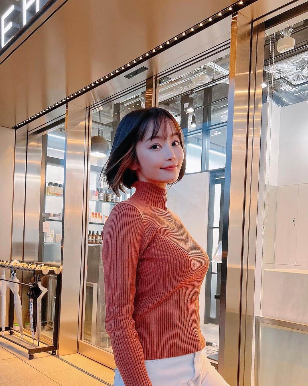 さくまみおのインスタグラム：「そのままの流れで美容室へ٩( ¨ )ว=͟͟͞͞ 2ヶ月ぶりに髪切りました💇🏻‍♀️✨ やっぱりクリボーが楽だ〜🌰  カラーは見えにくいけどアッシュブラウンにしたから少し暗くなりました︎︎︎︎☺︎ 夏頃にはもう少し明るいアッシュを目指して仕込み中…🥣  インナーカラー(ブリーチ)は別の場所で入れてもらったんだけど、美髪と真逆の行為らしく美髪担当を悩ませてしまった😂🙏🏻 でもどーしても入れたかった私のワガママに文句言わず対応してくれた寺村氏(@trmryt )ありがとう🥹!!!  そしてアシスタントのゆいちゃん(@y_oyasumi_ )いつも素敵に撮ってくれてありがとう🥰 「動画でした〜」へのリアクションをもっと大人っぽく出来るようになりたい😇  #ヘアカラー #ボブ #ショートヘア #ショートカット #アッシュ #NEHAN #美容室 #ヘアメンテ #華麗なる地団駄 #動画ですの舞 #品のある大人女性への道は難しい」