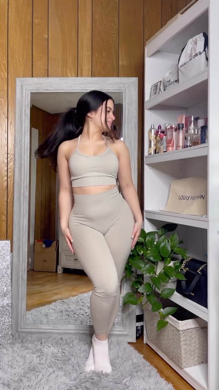 SHEINのインスタグラム：「Gymfits Try-on Haul! 🛍🏃‍♀️ Which set was the biggest flex? 💪👇 @sabrinaxespinal  🔎10791710 11269212 12376478  #SHEIN #SHEINforAll #SHEINstyle #fashion #chic」