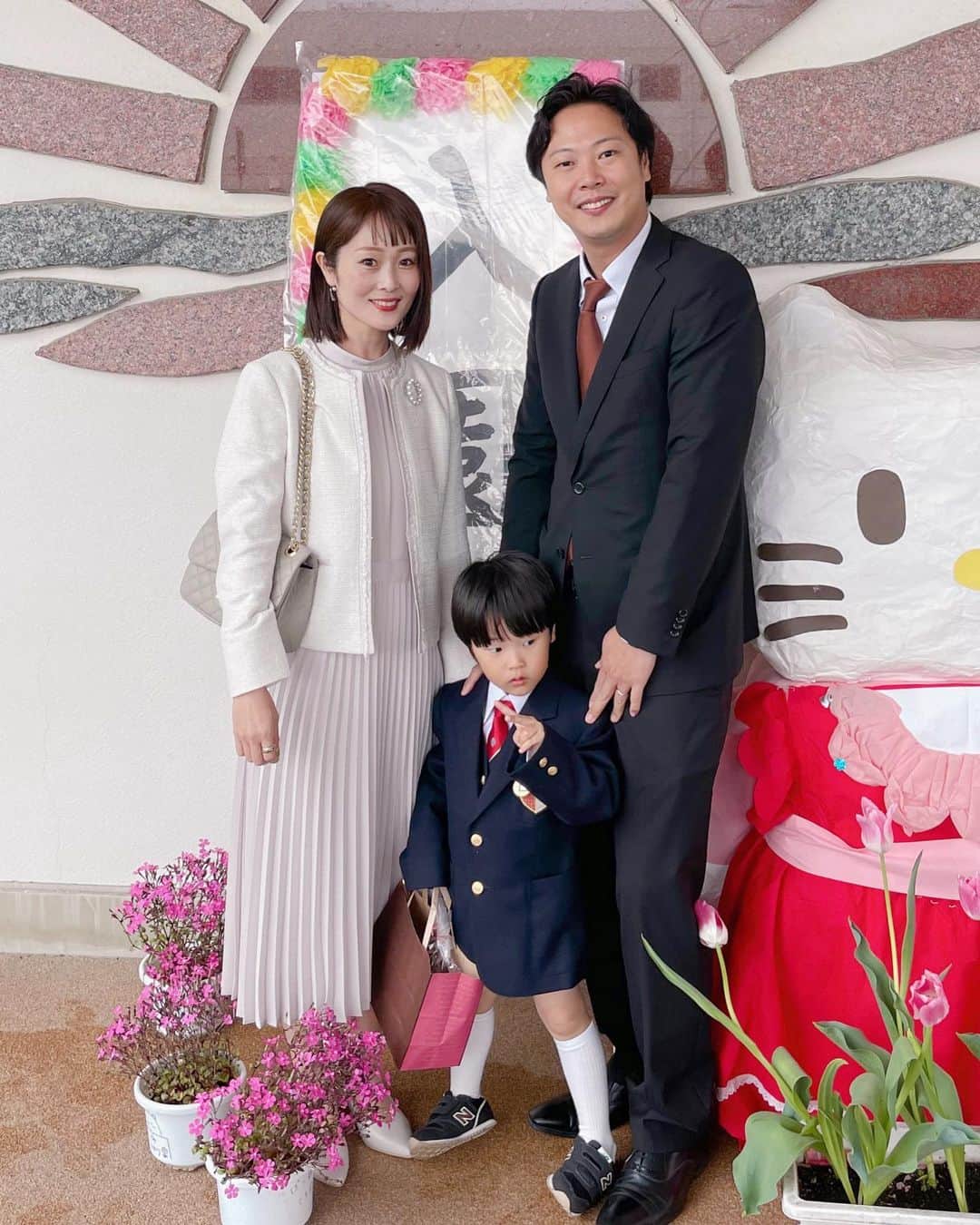 Kikuno Sayumiさんのインスタグラム写真 - (Kikuno SayumiInstagram)「〻ceremony〻 ・ ・ ・ #入園式 🌸 朝はあいにくの雨☔️やったけど無事入園式が出来ました✨ ・ 娘のときとはまた違った不安があるけど大丈夫でしょう🙆‍♀️七五三の時に着た、パパが子供の頃着てたスーツを着たよ！今度は泣かずに着られた🫶そして良い笑顔☺️ ・ 離れるのがめっちゃ寂しいけど😢幼稚園で友達作ったり楽しんできて欲しいな。成長が楽しみ❗️ ・ ・ 👩 onepiece▶︎ @darial_official jacket▶︎ @sylph_official shoes▶ @gu_for_all_ bag▶ @paliobag ・ ・ 👧 onepiece&jacket▶ @23ku_official bag▶ @zakkabox_ shoes▶︎ @lepsim_official ・ ・ #ファッション#コーデ#fashion#ママ#ママコーデ#ponte_fashion #プチプラコーデ#大人カジュアル#ヘアアレンジ#オン眉#大人可愛い#ootd#春コーデ#オケージョン#卒園式コーデ#入学式コーデ#入園式コーデ#卒入学コーデ #家族写真」4月12日 18時35分 - sayumikikuno