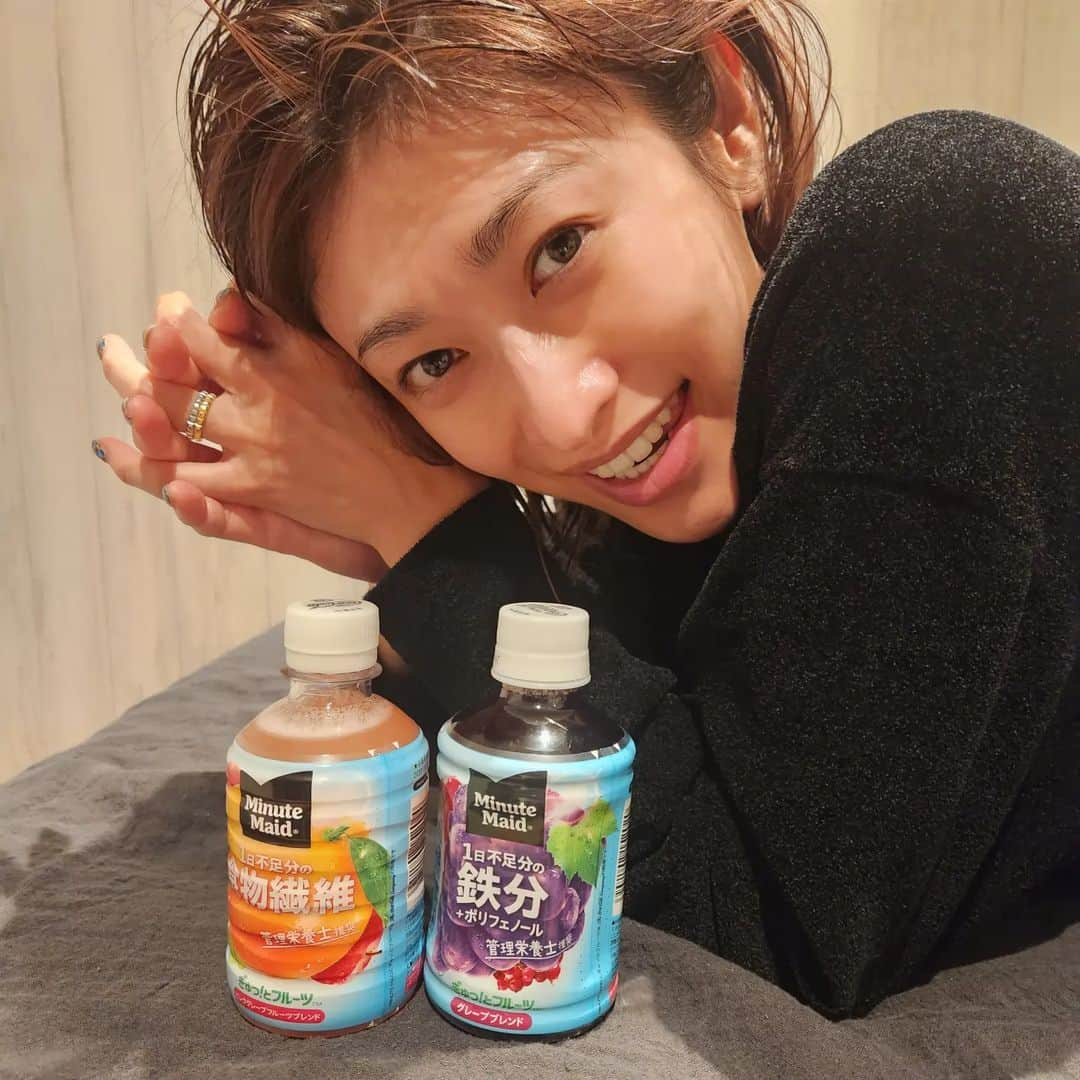 山田優さんのインスタグラム写真 - (山田優Instagram)「新発売の ミニッツメイド「ぎゅっ！とフルーツ」は 仕事が終わったあとに飲むのにピッタリ！！  フルーツの果汁をしっかり感じられるのに フルーティで飲みやすいのが好きなポイントです♡♡  管理栄養士推奨で 手軽に栄養(鉄分や食物繊維)を摂れるのも嬉しい❗️  今なら ミニッツメイド「ぎゅっ！とフルーツ」を購入すると オリジナルグッズが当たるキャンペーンもやってるそうです!!!!!  #MinuteMaid  #ミニッツメイド　 #ぎゅっとフルーツ　 #ぎゅっとフルーツグレープブレンド  #ぎゅっとフルーツグレープフルーツブレンド #栄養管理士推奨 #PR」4月12日 18時37分 - yu_yamada_