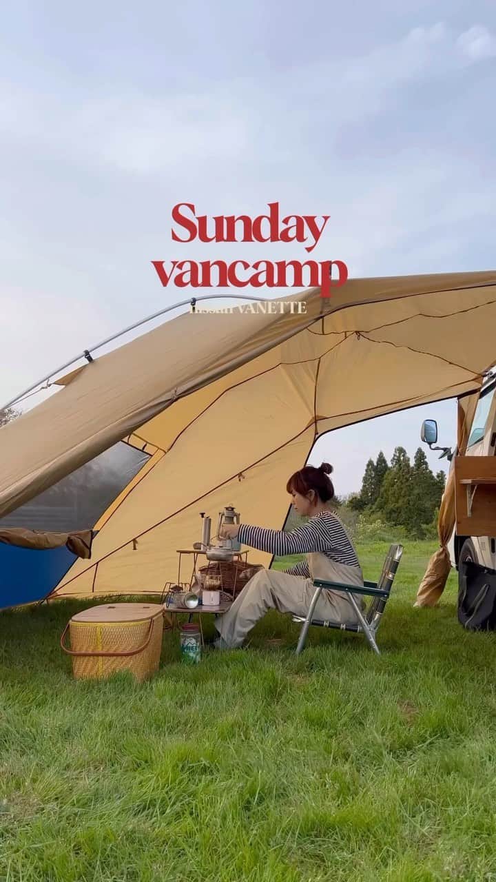 Y U R I Eのインスタグラム：「青々とした草原に包まれたキャンプ場 風に揺れる草の匂いが心地よい☺️  挽きたての豆で淹れた一杯のコーヒーと、行きつけのお店で買った美味しいパン。わたしにとっての完璧な一日💯  Car Side Tent🚐 @vanlifesupply_by_freaksstore  CAMPBLEND COFFEE🐻@bicyclecoffeetokyo  overalls🏕 @columbia_jp   #camping#vancamp#vanlife#vanlifediaries#vanlifecamper#vanlifeideas#vanlifeproject#キャンプ#車中泊#バンライフ#車旅#テント#カーサイドテント#カーサイドタープ #キャンプギア#キャンピングカー#カスタムカー#アウトドアレンタカー#コロンビアコーデ」