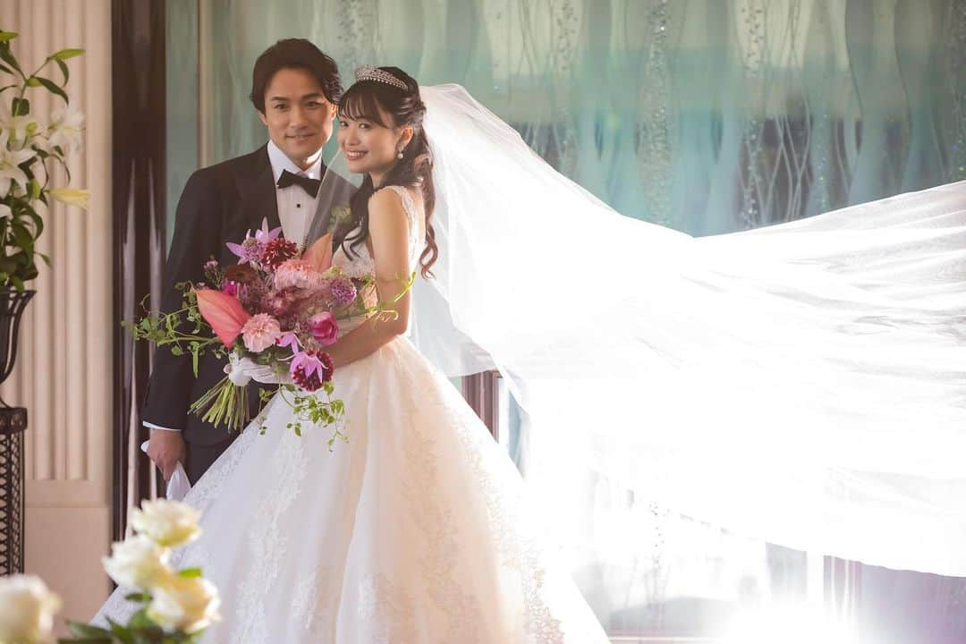 北原里英さんのインスタグラム写真 - (北原里英Instagram)「3月吉日、結婚式を挙げました👸🏻💍  親族、友人、お世話になっている方たちに囲まれ、心から幸せな時間を過ごすことができました。 来てくださったみなさまの気持ちが嬉しく、本当に感謝の1日になりました。  何よりこの結婚式を、家族が喜んでくれたことが嬉しかったです。 家族に、自分が東京でお世話になっている方達を紹介することができて、誇らしかったです。 自分の地元のお友達とメンバーたちのコラボレーションは不思議な感覚でした！ でも大好きな人たちが一堂に会する景色は幸せそのものでした🍀  そして結婚式を挙げるにあたり、人生を振り返る時間をいただけて、改めて自分の人生を見つめたときに、本当に人に恵まれた人生だなと強く思いました。  これからも周りへの感謝を忘れずに、 この日、もらった愛を忘れずに、 謙虚な姿勢で生きていきたいと思います。」4月12日 18時42分 - rie_kitahara_3