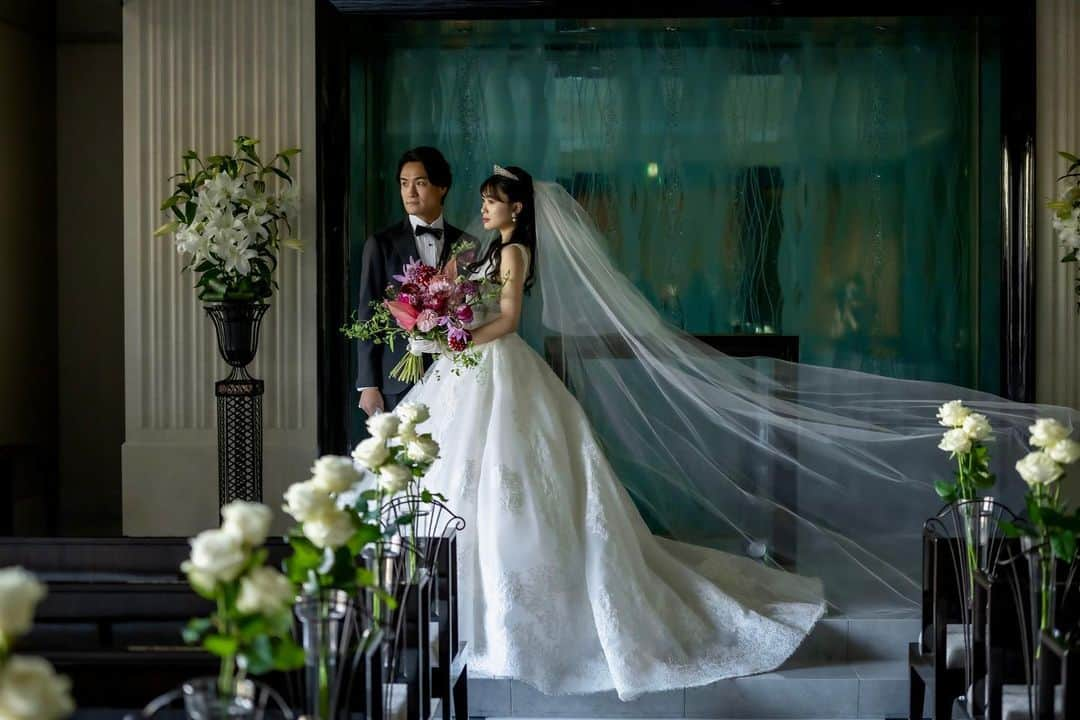 北原里英のインスタグラム：「3月吉日、結婚式を挙げました👸🏻💍  親族、友人、お世話になっている方たちに囲まれ、心から幸せな時間を過ごすことができました。 来てくださったみなさまの気持ちが嬉しく、本当に感謝の1日になりました。  何よりこの結婚式を、家族が喜んでくれたことが嬉しかったです。 家族に、自分が東京でお世話になっている方達を紹介することができて、誇らしかったです。 自分の地元のお友達とメンバーたちのコラボレーションは不思議な感覚でした！ でも大好きな人たちが一堂に会する景色は幸せそのものでした🍀  そして結婚式を挙げるにあたり、人生を振り返る時間をいただけて、改めて自分の人生を見つめたときに、本当に人に恵まれた人生だなと強く思いました。  これからも周りへの感謝を忘れずに、 この日、もらった愛を忘れずに、 謙虚な姿勢で生きていきたいと思います。」