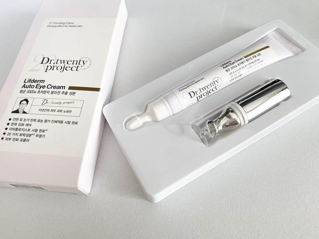 のインスタグラム：「￤ ⁡ ⁡ 最近週2回スキンケアに取り入れてる ⁡ ／ Dr. twentyproject “ Lifderm Auto Eye Cream “  ＼ ⁡ ✔︎1分間に12,000回振動するアプリケーター付き ✔︎最大6か月使用可能でコスパ◎ (1回1分使用時、約180回、2時間ほど) ✔︎高保湿 ✔︎目元や顔のしわ、弾力改善 ⁡ ⁡ クリームとアプリケーターが一体化してるのに 衝撃的すぎる値段でびっくりしたアイクリーム◎ ⁡ アプリケーターで塗ると最大100%の吸収力 手で塗ると70%の吸収力になるらしい 吸収力も比較できるよ！ ⁡ ⁡ ON/OFFボタンがなくてアプリケーター部分が 肌に触れるだけでONになるの！ だからボタン押したりする手間がなくて 本体が汚れたりすることがないの ⁡ ⁡ 𓐄𓐄𓐄𓐄𓐄𓐄𓐄 ⁡ ⁡ #sponsored #ドクター20 #弾力ケア #スキンケア #アイクリーム #韓国コスメ @dr20project_jp」