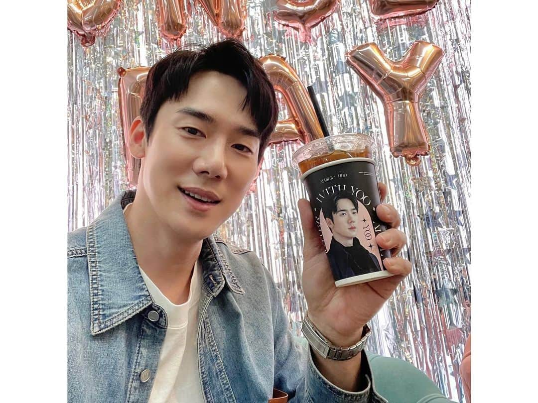 ユ・ヨンソクさんのインスタグラム写真 - (ユ・ヨンソクInstagram)「올해도 이렇게 정성스럽게 생일축하해준 우리팬들 너무 고마워요❤️ 저도 팬미팅, 작품 다 잘 준비해서 좋은 시간 선물할 수 있도록 할게요!! 🎂🥳」4月12日 18時48分 - yoo_yeonseok