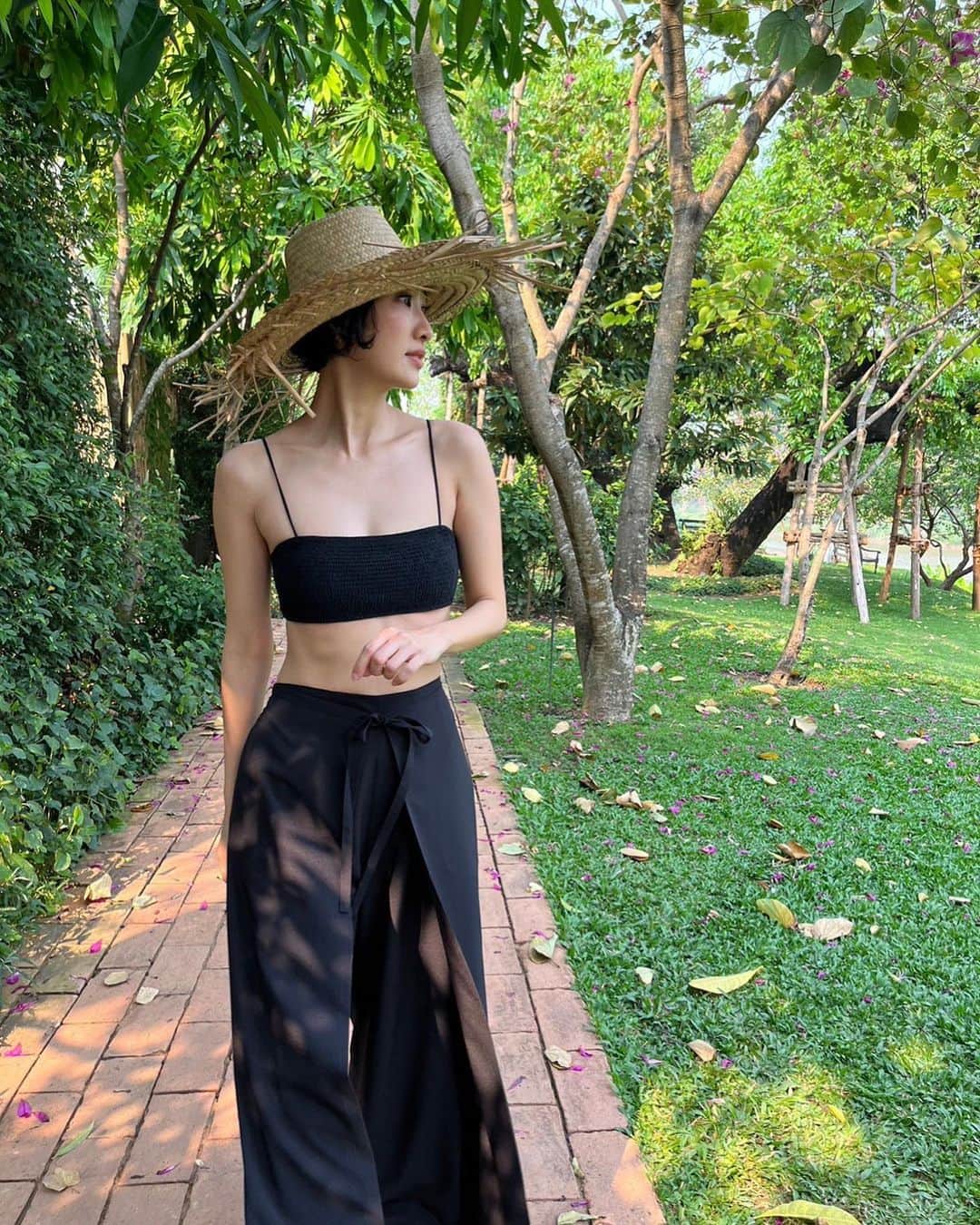 安藤沙耶香のインスタグラム：「💋💋💋 ビキニ＋ロマンティックパンツで リゾートスタイル完成✨  これから旅行に行く予定の方は チューブトップやご自身の水着で （もちろんNalaの水着ならパーフェクト💯） ぜひやってみて欲しい‥♡  タイでは 歩いてるだけで 「それどこの？」 ってたくさん聞かれた✌️  静止画より 動画がとってもわかりやすいので スワイプして見てみてください♡  わたし的 今年のオススメコーデもいくつか撮ってあるので また載せてゆきます🕊  #nala #nala_jp #swimwear #swimpants #romanticpants」