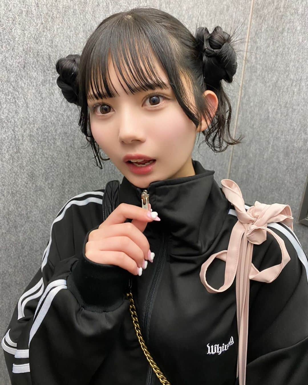 愛瀬ひなのインスタグラム：「・ くまさんになた！🧸 髪の毛すこし暗くしたよ、どう〜〜？ ・ ・ ・ ・ ・ ・ ・    #黒髪ロング  #黒髪ぱっつん  #暗髪カラー  #透明感カラー #ぱっつん前髪  #アイドル前髪  #彼女感  #彼氏目線  #アイドル  #アイドルヘア  #ヘアアレンジ  #くまさんヘアー」