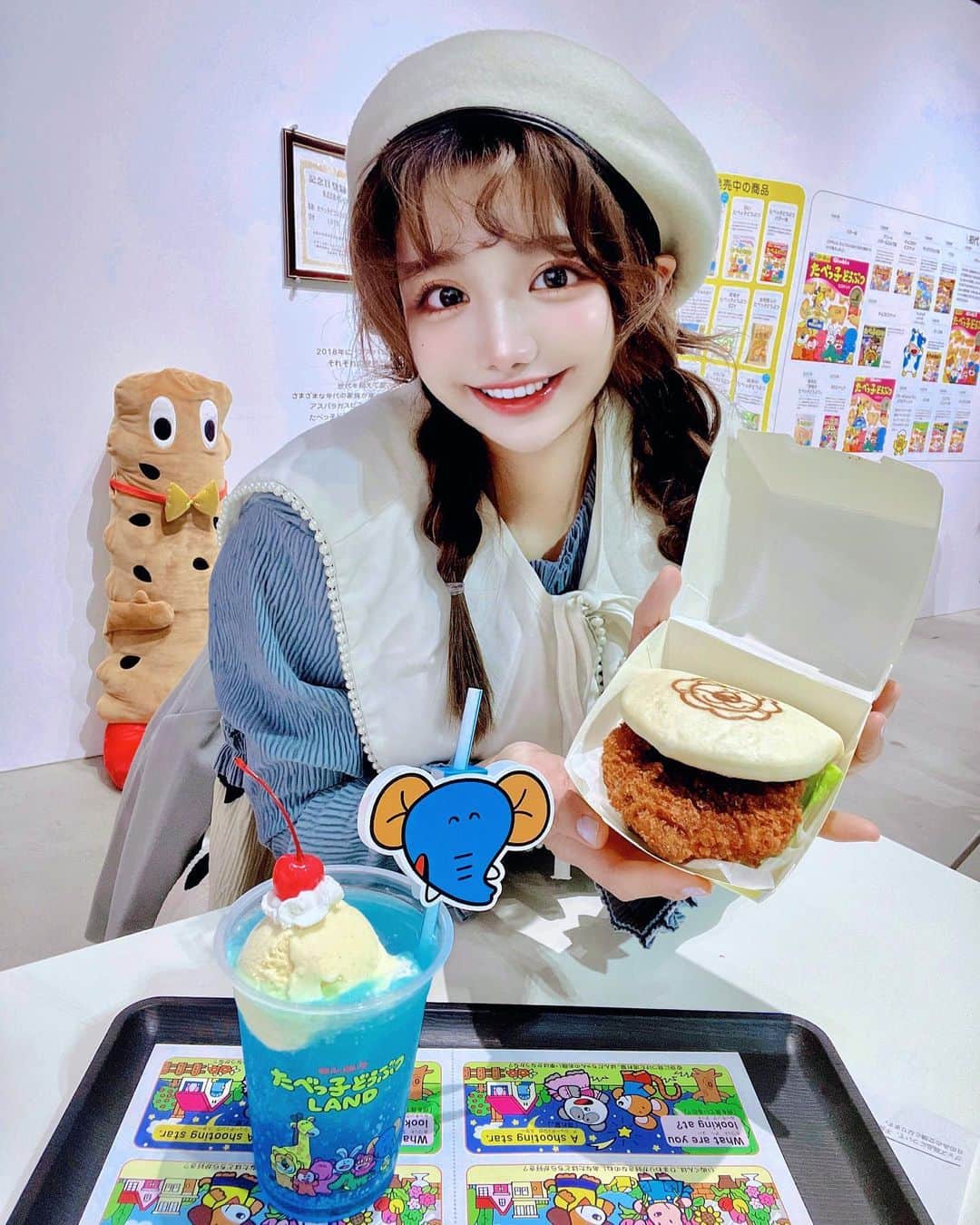 くまくまくまのインスタグラム：「・ ​「たべっ子どうぶつ」誕生45周年記念イベントー 『たべっ子どうぶつLAND』 へ〜(ᵔᴥᵔ)/  大型屋内イベントになるんだけれど、  会場では、いくつの映えフォトスポットの他、  プロジェクションマッピング、360°VRアトラクション、パネル展示、カフェ、日替わりで動物さん達とグリーティングで触れ合える、56キャラクターのグッズ化など盛りだくさん🦖♪  子どもから大人までお楽しみいただけるコンテンツが目白押しとなっているよ✨  チケットはなくてもグッズは買えるし、 平日の16時以降が空いているのでおすすめだよ！☕️  動物好きさん達は一度ぜひ、足を運んでみてくださいね〜🤗   45周年おめでとうございます〜🎂♡ @ginbis_tabekko_official   イベント期間: 2023年3月18日 (土) ~ 5月14日 (日)   住所⬇︎⬇︎⬇︎⬇︎⬇︎⬇︎⬇︎ 東京ドームシティ Gallery AaMo （東京都文京区後楽1-3-61）   ※最寄駅：JR「水道橋駅」東口  #PR#たべっ子どうぶつ #たべっ子どうぶつLAND #たべっ子どうぶつ_pr #期間限定イベント #ギンビス#コンカフェ#映えスポット#雰囲気推してください#雰囲気女子#インスタ映え #お出かけスポット#東京ドーム#水道橋#お出かけコーデ」
