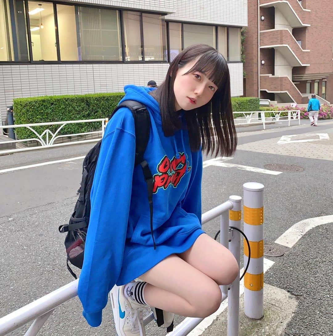 のインスタグラム：「🌀🌀🌀🌀🌀🌀  #overprint #パーカー女子 #パーカー #パーカーコーデ #ストリート系女子 #ストリートファッション #黒髪ミディアム」