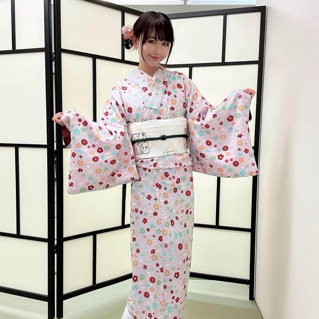 坂地久美のインスタグラム：「浅草にある着物屋さん👘の広告モデルをした時に、頂いた着物💓  先生に着付けを教えてもらいながら着れたの嬉しい👘💞  #着物 #着物モデル #着物女子 #kimono #kimonogirl #japan #japanesegirl #japanesemodel」