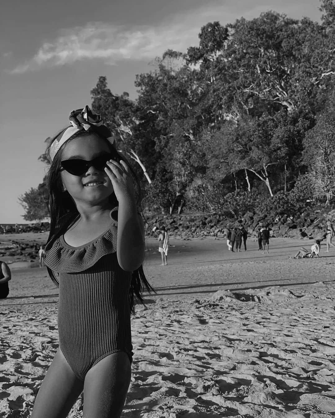 岡田美季さんのインスタグラム写真 - (岡田美季Instagram)「ビーチでの遊びは無限だね♡ ふたりの水着の色がリンクしててかわいかった🎞 ゆっく〜り時間が流れてる気がしながらももう6日目。 私が着ているワンピースは明日やっと再入荷です🌿 #australia #noosa #beach #trip #onepiece #room306contemporary」4月12日 18時53分 - mikiokada0225