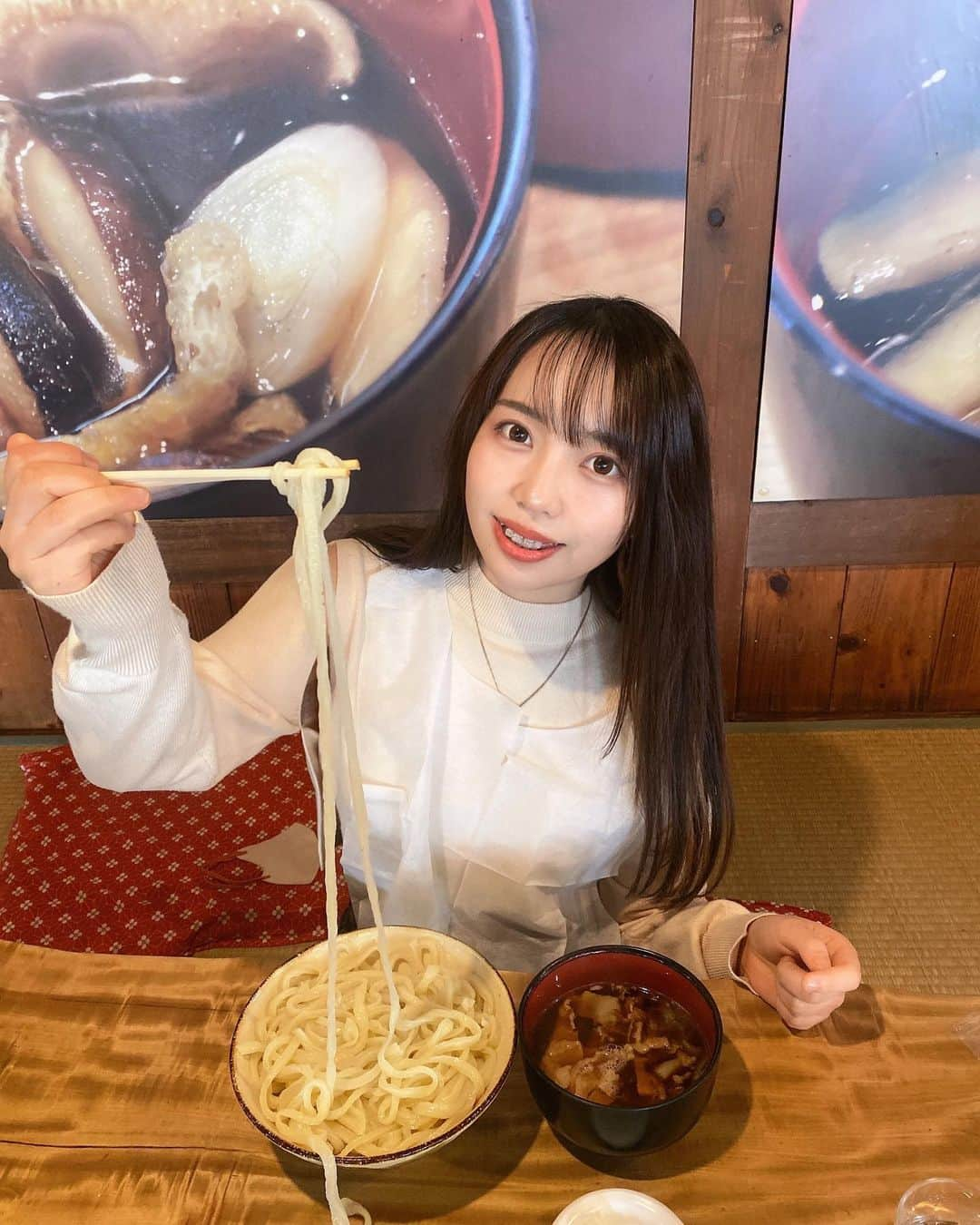 まみむめもちおのインスタグラム：「心の底からここのうどん超好き( •̤ᴗ•̤ ) このうどんのコシを味わったらもう他に戻れないぜ、、、  ということでまた行ってきた笑  前はザルだったけど今回はあつもりで、ザルの方がコシの圧がすごくて好きだけどあついのも良い🔥  きんぴらごぼうも辛くて美味しでした🤤  麺ながすぎ君(  ｰ̀֊ｰ́ )   #うどん  #いなかっぺうどん  #肉ネギ汁うどん  #遠すぎてなかなか行けない  #でも好き  #きんぴらごぼう  #🤤」