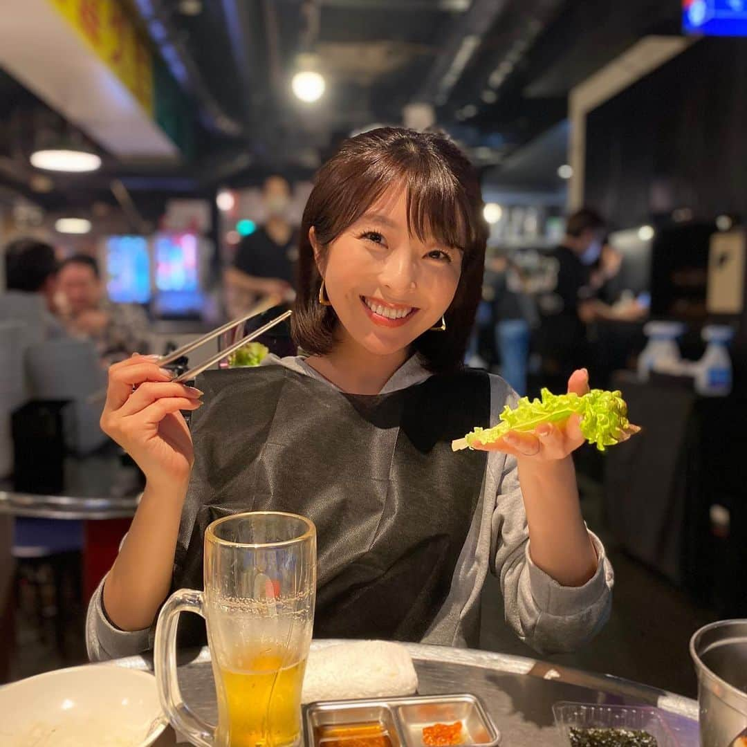 小尾渚沙のインスタグラム：「週の真ん中水曜日、いかがお過ごしですか？💕  写真は先日食べたサムギョプサル🤤  我が家では「疲れたらお肉！」って決めてます（笑）  パワーチャージして、 週の後半も頑張りましょ〜❤️💪🏼 . . #韓豚屋 #お肉 #サムギョプサル #韓国料理 #ビール #ビール大好き #小尾ールタイム #🍺」