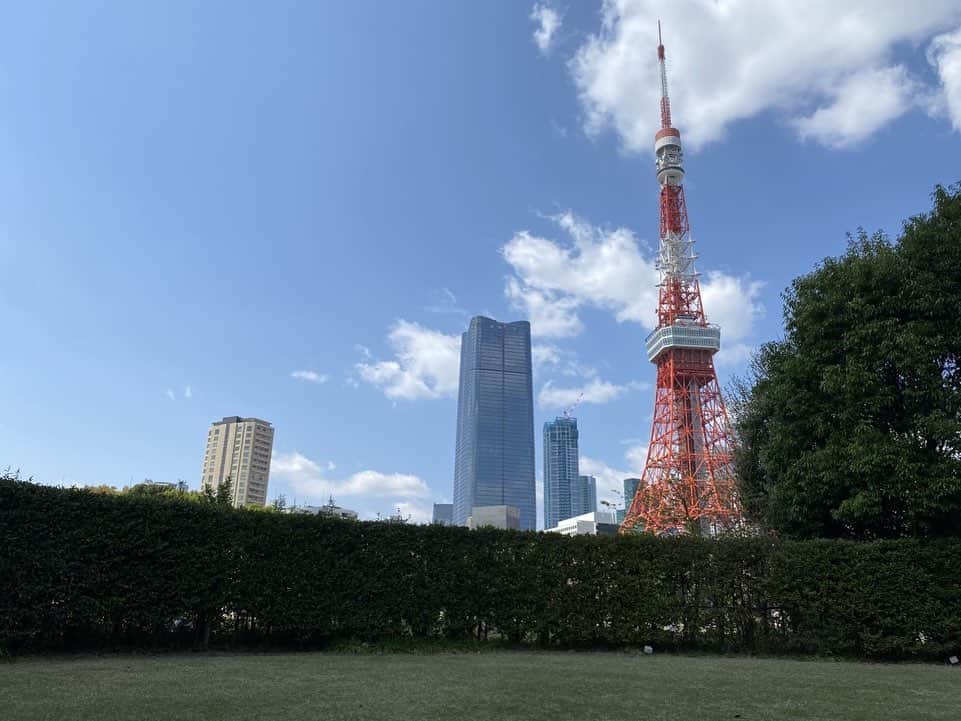 東京プリンスホテルさんのインスタグラム写真 - (東京プリンスホテルInstagram)「【PARK DAY 2023～YOGA～】  東京プリンスホテルのすぐそばにある、ザ・プリンス パークタワー東京の心安らぐ和の空間でヨガに挑戦。  リフレッシュのあとは、東京タワーを臨む庭園でゆったりと。 初心者の方でもご参加いただけるプログラムをご用意してお待ちしております✨  協力：Julier Yoga and Relax  ご予約・詳細は「PARK DAY 2023」のWebサイトへ  PARK DAY 2023 -- Yoga  Have a go at some serene outdoor yoga at the neighbouring Prince Park Tower Tokyo!   Enjoy a relaxing, inclusive yoga session, which happily welcomes beginners, in a scenic, open space right by Tokyo Prince Hotel. And afterwards, take time out to sit back and soak up the nice weather in a lush Japanese garden lying beneath the ever-majestic Tokyo Tower ✨️   In collaboration with Julier Yoga and Relax  For reservations and further details, please visit the PARK DAY 2023 website.  Share your own images with us by tagging @tokyoprincehotel  —————————————————————  #絶景PARKDAY #PARKDAY #PICNIC #OUTDOOR #PARK #ピクニック #おしゃれピクニック #おしゃピク #アウトドア #芝公園 #ゴールデンウィークイベント #ゴールデンウィーク # 絶景 #東京の絶景 #絶景体験 #ヨガ #ヨガレッスン #ヨガイベント #アウトドアヨガ #ウェルネス #yoga #wellness #tokyoprincehotel #princehotels #tokyo #tokyotower #東京プリンスホテル #プリンスホテル #東京タワー #ステイケーション」4月12日 19時05分 - tokyoprincehotel