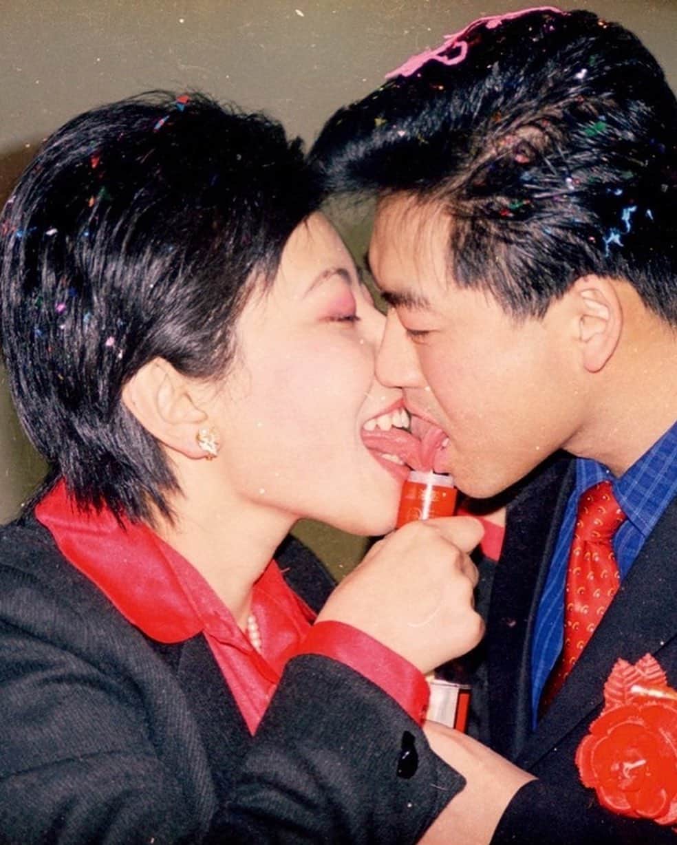 VICE Japanさんのインスタグラム写真 - (VICE JapanInstagram)「1980年代から90年代にかけて〈Big Tobacco〉は中国の結婚式で大儲けした。当時、中国では結婚式に花嫁が参列男性のタバコに火をつけたり、新郎新婦が面白半分でタバコを吸う習慣が流行していたのだ。  写真集〈Until Death Do Us Part〉は、北京郊外のリサイクル工場から長年集められた大量の写真のネガをコレクションしていたThomas Sauvin ( @thomas_sauvin ) のBeijing Silvermine ( @beijing_silvermine ) プロジェクトから制作された。」4月12日 18時59分 - vicejapan