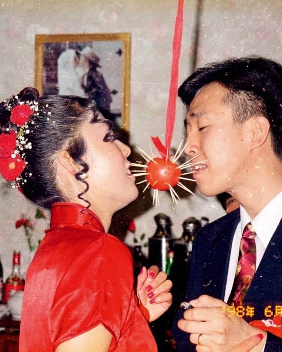 VICE Japanさんのインスタグラム写真 - (VICE JapanInstagram)「1980年代から90年代にかけて〈Big Tobacco〉は中国の結婚式で大儲けした。当時、中国では結婚式に花嫁が参列男性のタバコに火をつけたり、新郎新婦が面白半分でタバコを吸う習慣が流行していたのだ。  写真集〈Until Death Do Us Part〉は、北京郊外のリサイクル工場から長年集められた大量の写真のネガをコレクションしていたThomas Sauvin ( @thomas_sauvin ) のBeijing Silvermine ( @beijing_silvermine ) プロジェクトから制作された。」4月12日 18時59分 - vicejapan