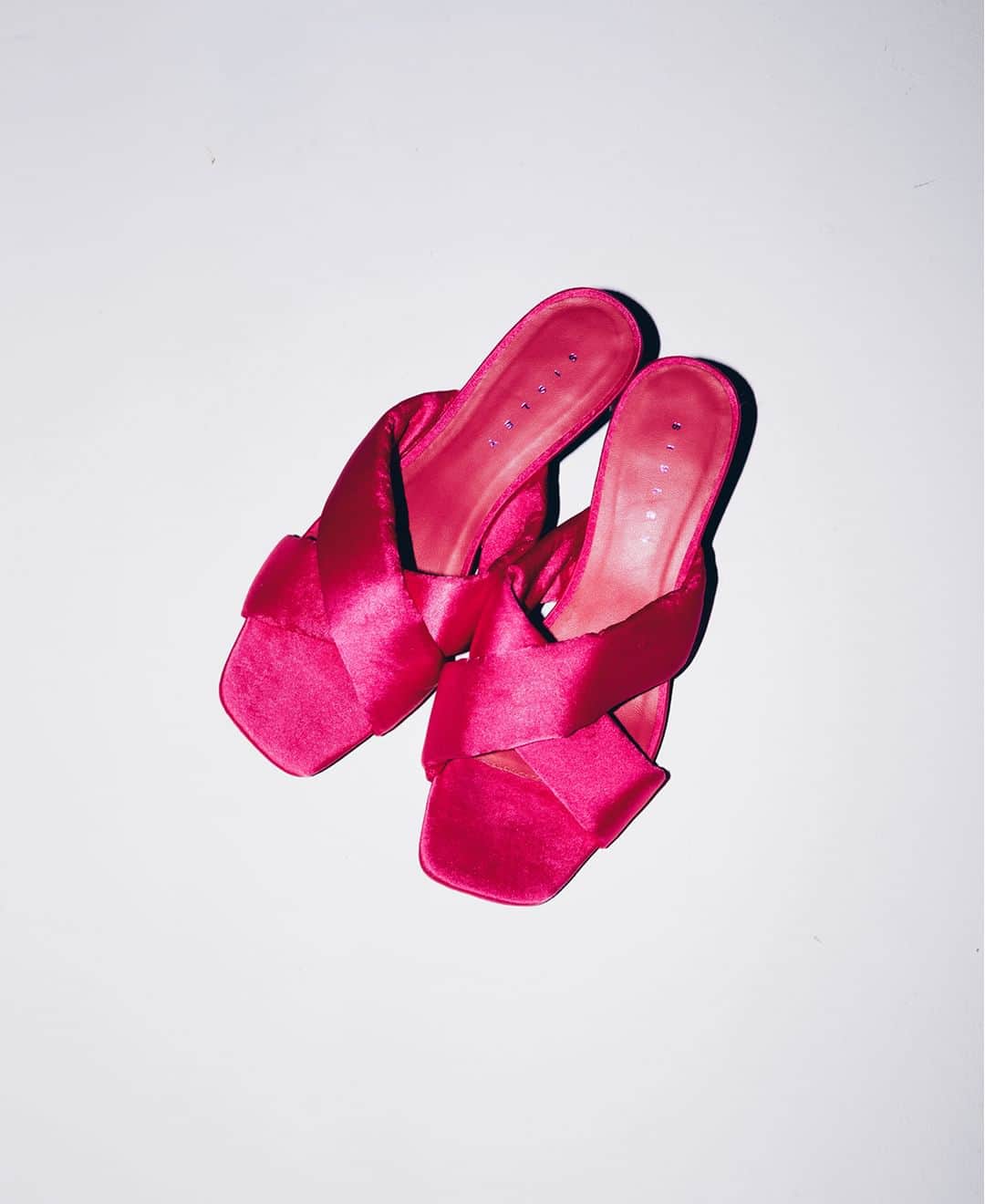 シスレーさんのインスタグラム写真 - (シスレーInstagram)「Hyper Pink 💖 Dress from the feet up with the new extra bold mules. Tap the link in bio to shop the new summer shades ✨   #Sisley #SS23 #fahion #womenswear #mules」4月12日 19時00分 - sisley
