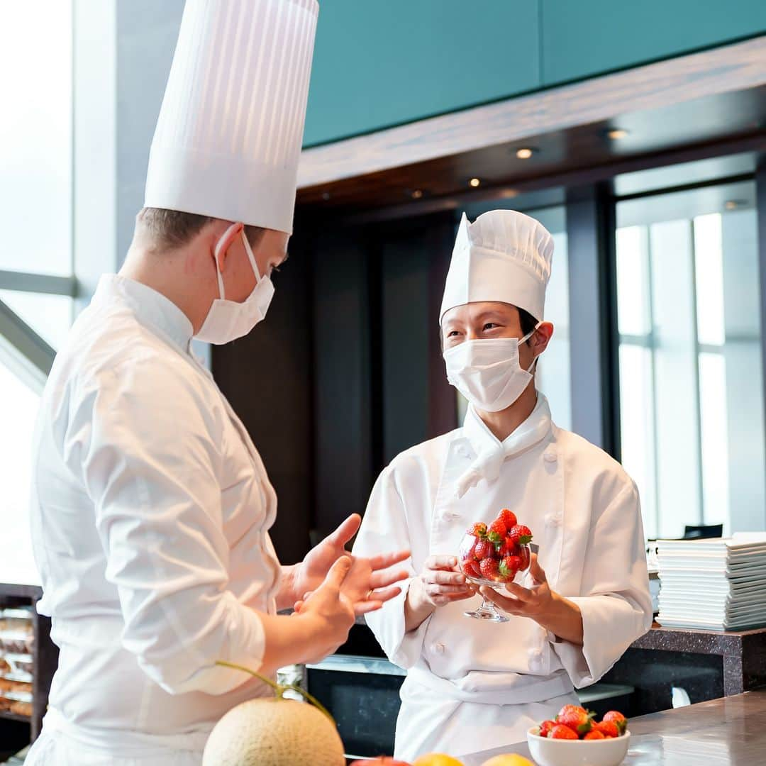 Park Hyatt Tokyo / パーク ハイアット東京さんのインスタグラム写真 - (Park Hyatt Tokyo / パーク ハイアット東京Instagram)「Fruit is not just for dessert. The culinary team at Park Hyatt Tokyo constantly lets the team's creativity flow and develop the most inspired recipes to delight our guests.  高品質な旬のフルーツだからこそ、デザートだけではなく、お料理にも。パーク ハイアット 東京のシェフチームは日々、素材の持ち味を最大限に引き出した独創的なメニュー考案を心がけています。見た目にも、味わいや食感にも、嬉しいサプライズを盛り込んだ一皿をお贈りするために。  Share your own images with us by tagging @parkhyatttokyo ————————————————————— #ParkHyattTokyo #ParkHyatt #Hyatt #luxuryispersonal #newyorkgrill #diningexperience #chefslife  #bonappetit  #パークハイアット東京 #ニューヨークグリル #シェフ @chefpaulgajewski  @chef_thibault_chiumenti」4月12日 19時00分 - parkhyatttokyo