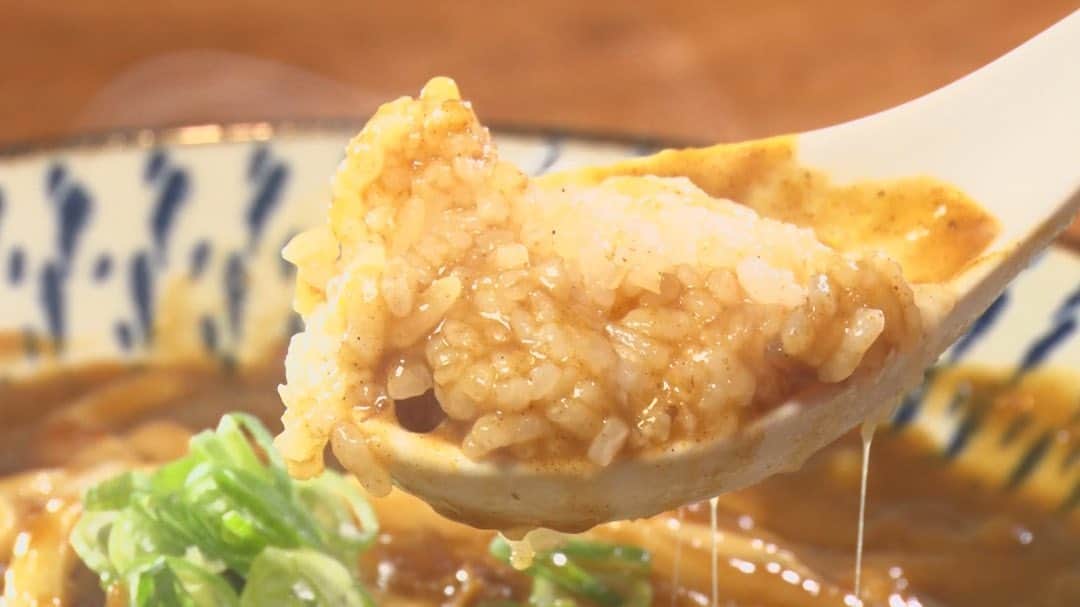 テレビ西日本「ももち浜ストア」さんのインスタグラム写真 - (テレビ西日本「ももち浜ストア」Instagram)「今日の #うどんMAP は うどんとご飯が一緒になった珍しいうどんや 地元の人気うどんを紹介しました🌈  🥢うどん 一喜（春日市） #カレーうどん丼 カレーがよく絡むもちもちの自家製麺 出汁の風味とカレーのピリ辛さが相性抜群 食べ進めるととろろごはんが🍛 うどんもごはんも楽しめるボリューム満点の一杯  🥢うどんと鶏めし 福すけ（糟屋郡久山町）（ @udon_fukusuke ） #肉玉ぶっかけうどん 田川の製麺所の半生麺を使用 肉と卵が麺にしっかり絡みます✌ 舞茸天はカリカリ食感で口の中に風味が広がります🍄 #鶏めしおにぎり もお店の１番人気です👀  そして！ うどんMAP×ローソンとのコラボうどん第３弾が決定✨ 今回は“冷し担々うどん”🔥 発売日は、４月２５日（火）に決定しました🎊 完成した商品の全貌は来週の放送をご覧ください☺  #ももち浜ストア #岡澤アキラ #うどん #福岡うどん #うどん人 #春日市 #うどん一喜 #カレー #自家製麺  #カレーうどん #丼 #とろろ #久山町 #うどんと鶏めし福すけ #舞茸天 #半生麺 #ローソン #コラボうどん #コラボ #冷し担々うどん #冷し #発売決定」4月12日 19時00分 - momochihamastore8