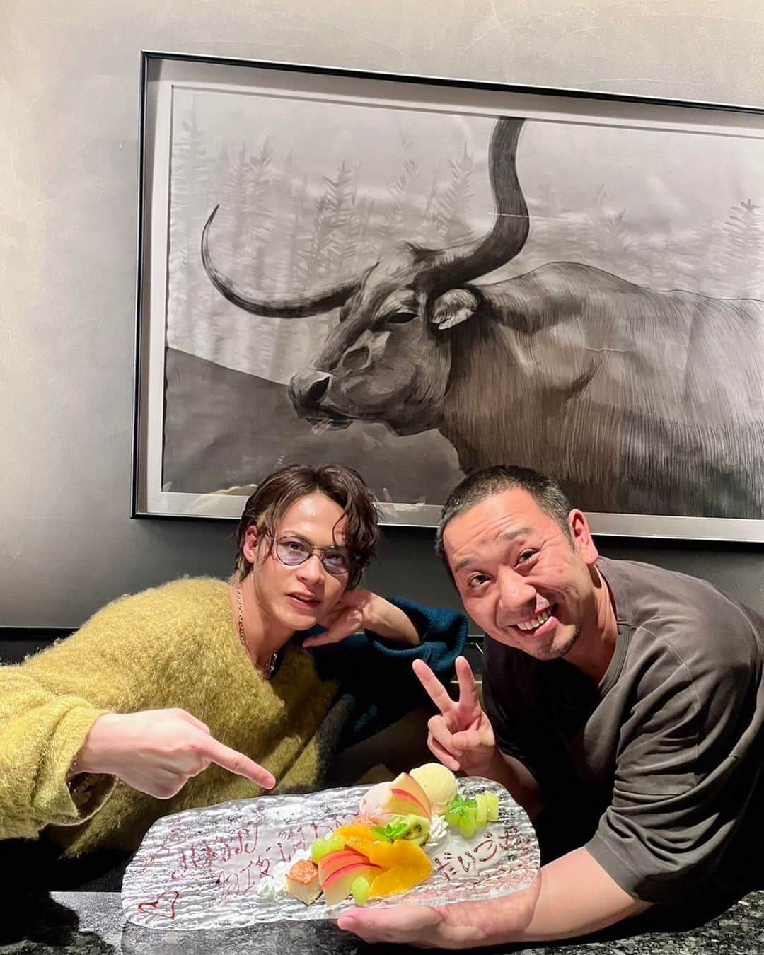 上田竜也さんのインスタグラム写真 - (上田竜也Instagram)「兄やんの誕生日で焼肉  俺のガチリアル 兄ちゃん的存在  #ちなみに #網に残ってた #ネギタン塩 #の #こぼれたネギ #を #ほじって取って食べてたら #スター #が #そんな事すな #とここでも怒られた #世知辛い世の中 #千鳥 #大悟 #上田竜也」4月12日 19時00分 - tatsuya.ueda_kt