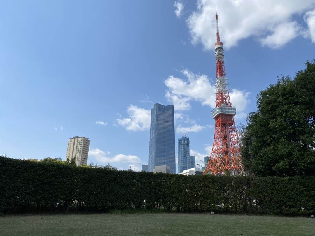 ザ・プリンス パークタワー東京さんのインスタグラム写真 - (ザ・プリンス パークタワー東京Instagram)「【PARK DAY 2023～YOGA～】   心安らぐ和の空間でヨガに挑戦。   リフレッシュのあとは、東京タワーを臨む庭園でゆったりと。 初心者の方でもご参加いただけるプログラムをご用意してお待ちしております✨  協力：Julier Yoga and Relax  ※1枚目の画像は昨年開催時の様子です。    ご予約・詳細は「PARK DAY 2023」のWebサイトへ  PARK DAY 2023 -- Yoga  Have a go at some serene outdoor yoga at The Prince Park Tower Tokyo!  Enjoy a relaxing, inclusive yoga session, which happily welcomes beginners, in a scenic, open space. And afterwards, take time out to sit back and soak up the nice weather in a lush Japanese garden lying beneath the ever-majestic Tokyo Tower ✨️  In collaboration with Julier Yoga and Relax  * First image is from last year's event.  For reservations and more information, please visit the "PARK DAY 2023" website.  Share your own images with us by tagging @tokyoprincehotel  —————————————————————   #絶景PARKDAY #PARKDAY #PICNIC #OUTDOOR #PARK #ピクニック #おしゃれピクニック #おしゃピク #アウトドア #芝公園 #ゴールデンウィークイベント #ゴールデンウィーク #絶景 #東京の絶景 #絶景体験 #ヨガ #ヨガレッスン #ヨガイベント #アウトドアヨガ #ウェルネス #yoga #wellness #tokyoprincehotel #princehotels #tokyo #tokyotower #東京プリンスホテル #プリンスホテル  #東京タワー #ステイケーション」4月12日 19時00分 - princeparktowertokyo