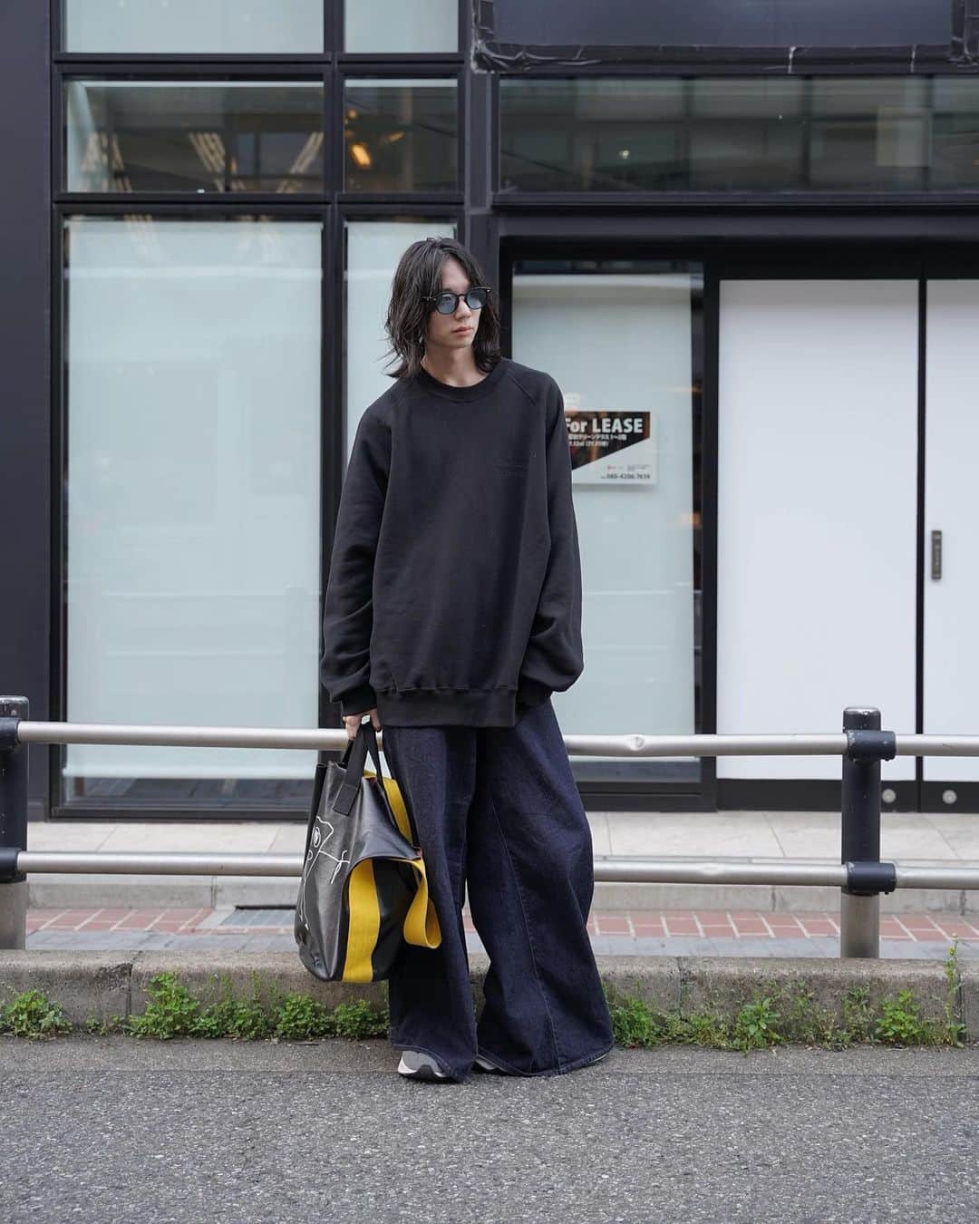 佐藤駿のインスタグラム：「最近のファッションはダボデニムにennoyのスウェットに @_lien.official のサングラス🕶」