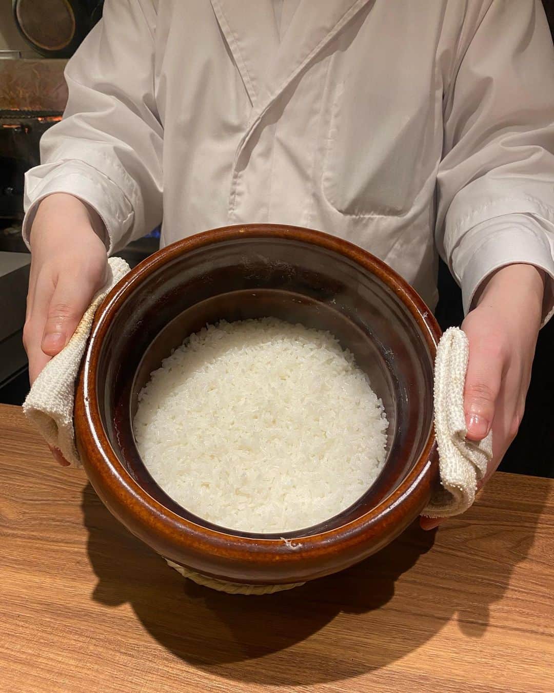 和田瞳さんのインスタグラム写真 - (和田瞳Instagram)「先日西麻布の @washokuno_mori.yuki へ🍚♡  お料理が出てきて興奮している私をお届けします。 食べたいが勝ってしまって写真を撮る前に食べてしまったのもちらほらあるので、しっかり撮れた写真だけ共有します笑  とにかく1品1品が繊細で美味しくて、大将のこだわりと心遣いが素敵で胃も心も満たされました🥰 (最後の土鍋ごはんはしっかりおかわりしちゃった)  ちなみに一緒に頂いたお酒は、1杯目フラミンゴオレンジという焼酎をソーダ割りで、2杯目讃岐くらうでぃという日本酒を。  中学の同級生とカウンターでお食事する日が来るなんて大人になったな〜としみじみ。  #tops : #GRL #pierce : #goodjourney . . . #和食  #東京グルメ  #デート #PR  #デザート  #日本酒  #日本料理 #和食杜侑 #西麻布グルメ」4月12日 19時09分 - hitogram0218