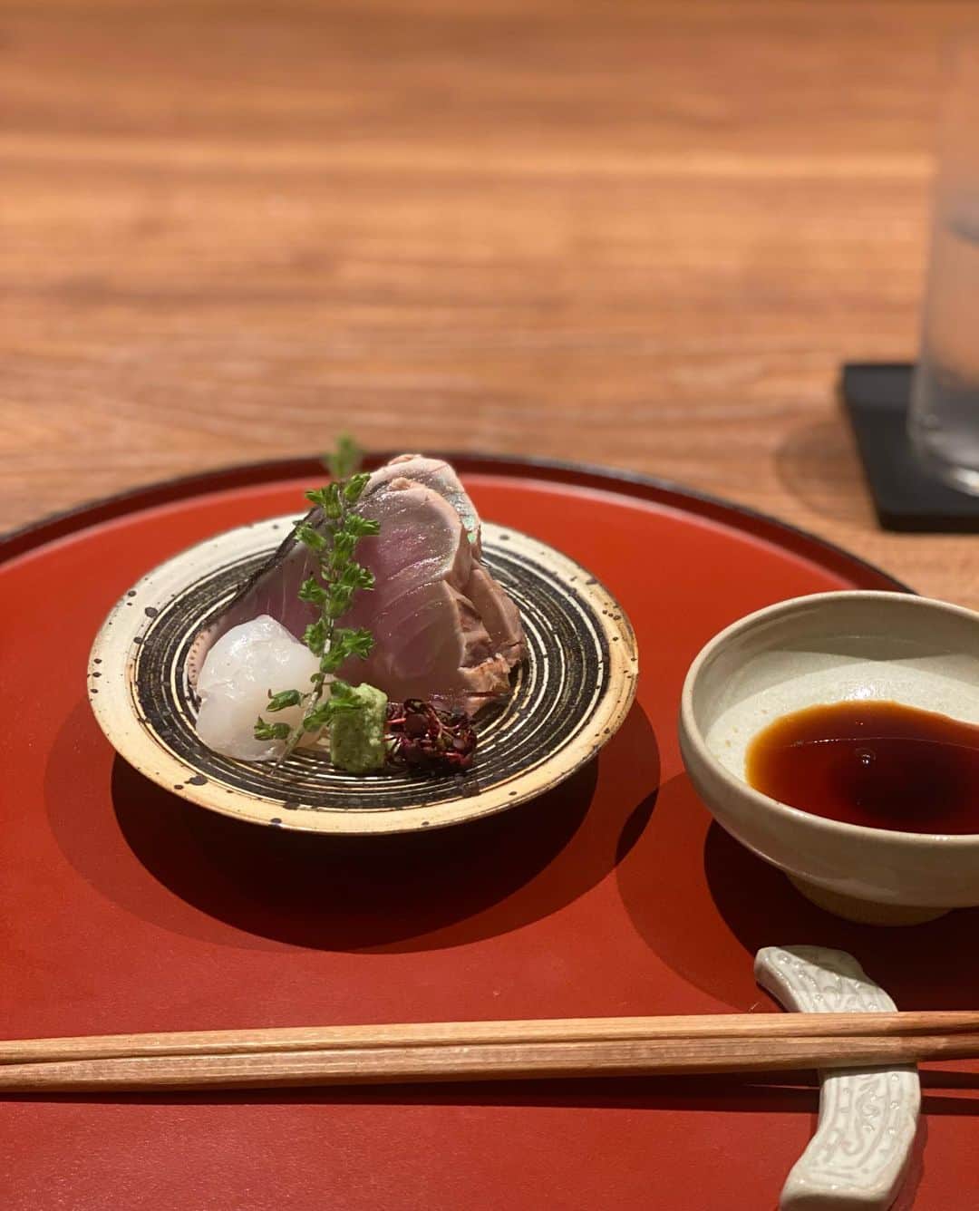 和田瞳さんのインスタグラム写真 - (和田瞳Instagram)「先日西麻布の @washokuno_mori.yuki へ🍚♡  お料理が出てきて興奮している私をお届けします。 食べたいが勝ってしまって写真を撮る前に食べてしまったのもちらほらあるので、しっかり撮れた写真だけ共有します笑  とにかく1品1品が繊細で美味しくて、大将のこだわりと心遣いが素敵で胃も心も満たされました🥰 (最後の土鍋ごはんはしっかりおかわりしちゃった)  ちなみに一緒に頂いたお酒は、1杯目フラミンゴオレンジという焼酎をソーダ割りで、2杯目讃岐くらうでぃという日本酒を。  中学の同級生とカウンターでお食事する日が来るなんて大人になったな〜としみじみ。  #tops : #GRL #pierce : #goodjourney . . . #和食  #東京グルメ  #デート #PR  #デザート  #日本酒  #日本料理 #和食杜侑 #西麻布グルメ」4月12日 19時09分 - hitogram0218