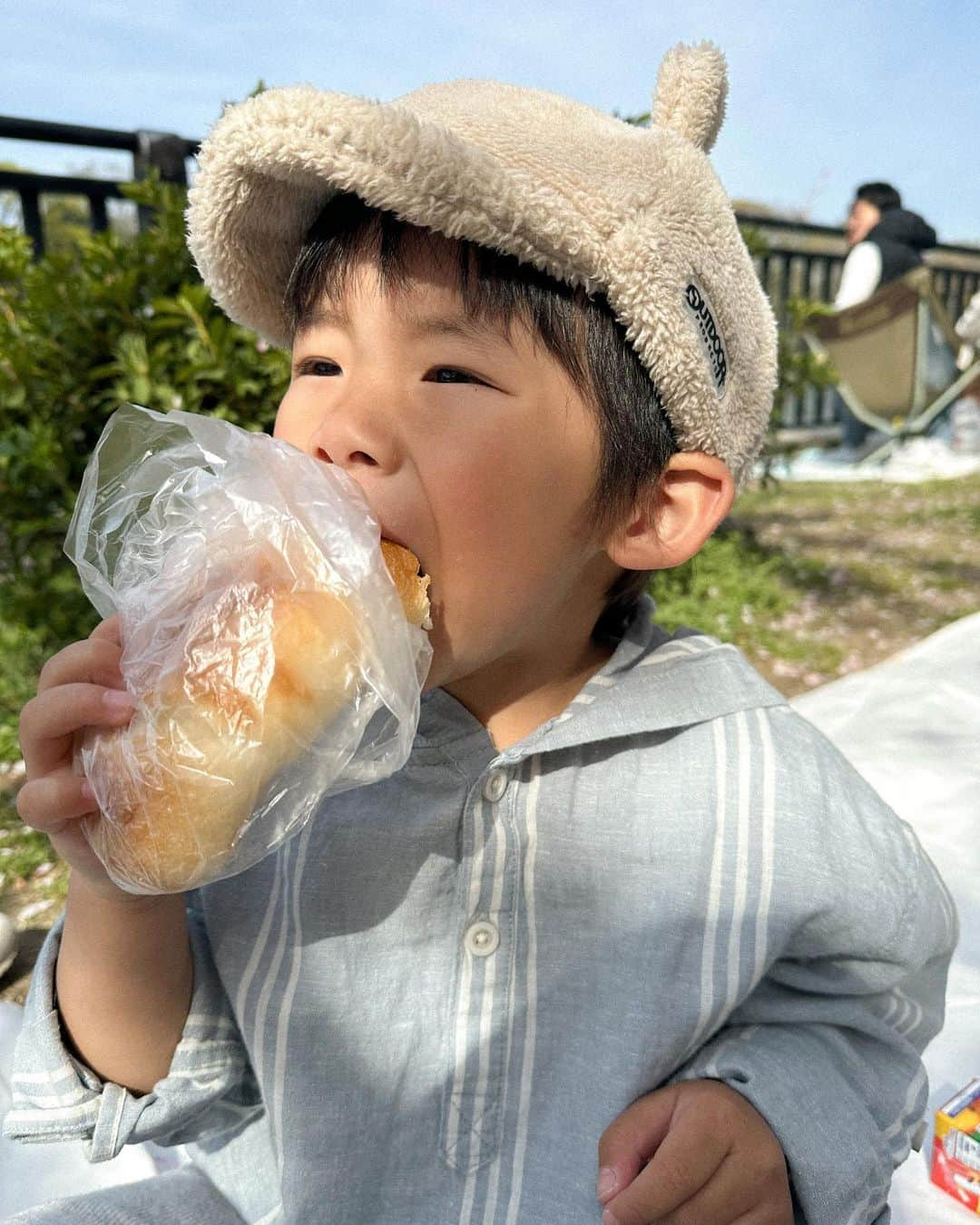 baby.maiさんのインスタグラム写真 - (baby.maiInstagram)「. . ちょっと前のお花見🌸 美味しいパン食べれて幸せやった🥐 りくちゃんめちゃめちゃかぶりついてた🤭 かわいっっ👦🏽❤️❤️  #大阪城 #大阪城公園 #お花見 #お花見コーデ #家族day @isntshe_official #isntshe」4月12日 19時09分 - maixxaloha