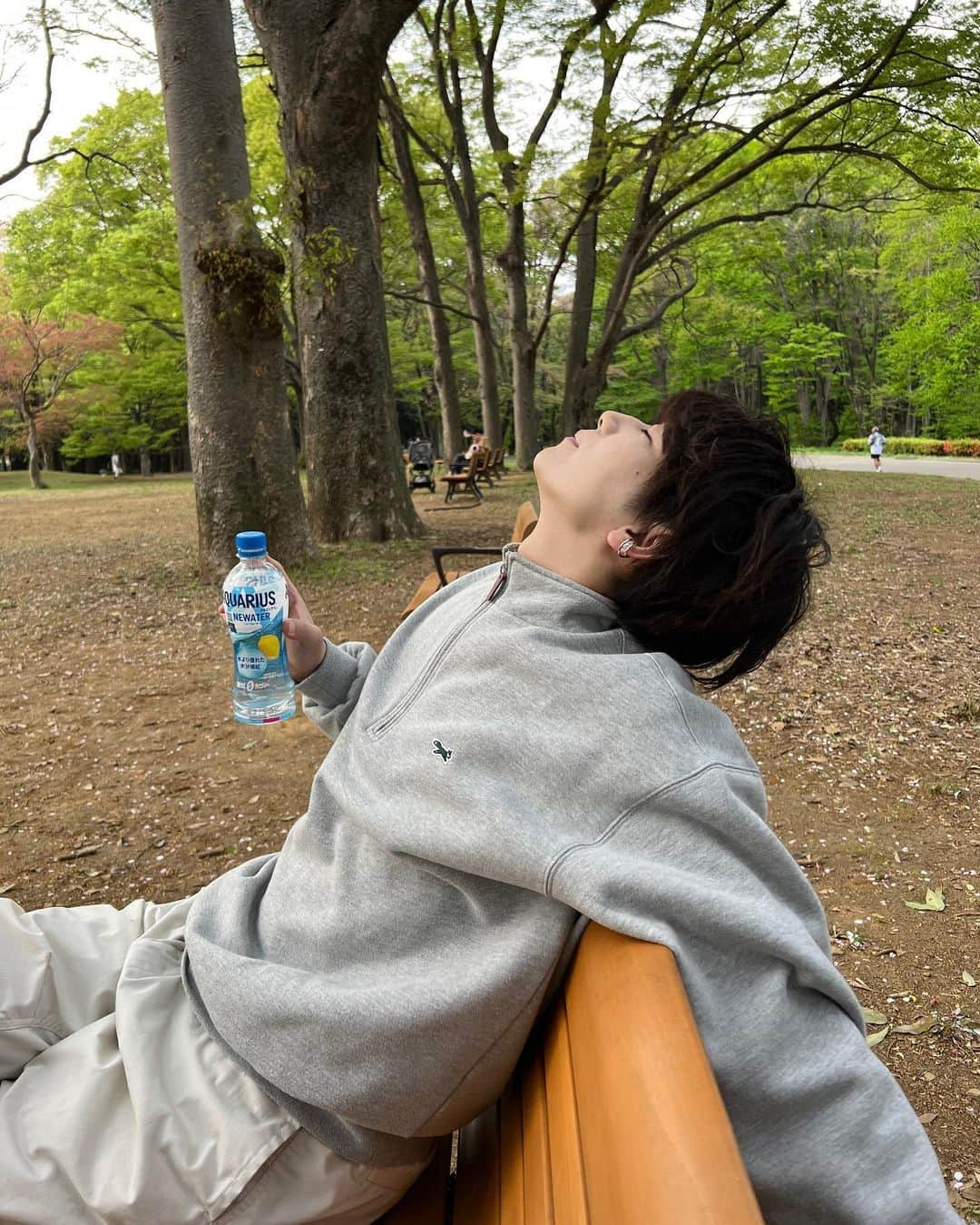 馬場健太さんのインスタグラム写真 - (馬場健太Instagram)「代々木公園でピクニックしてきた🏃  お供には4/17発売のアクエリアスNEWATER🍋 これなんと「糖質ゼロ、カロリーゼロ」なのがめちゃよくて😳甘さや、カロリーが気になる人でも、気にせず飲みやすい✌  クリアレモン味で飲みやすくて、ピクニックにもぴったりやった🏃  #AQUARIUS #NEWATER #ニューウォーター #アクエリアスニューウォーター #水を超えた水 #pr @aquarius_jp」4月12日 19時12分 - kenken_baaaa