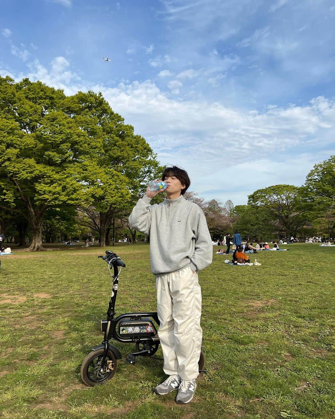 馬場健太さんのインスタグラム写真 - (馬場健太Instagram)「代々木公園でピクニックしてきた🏃  お供には4/17発売のアクエリアスNEWATER🍋 これなんと「糖質ゼロ、カロリーゼロ」なのがめちゃよくて😳甘さや、カロリーが気になる人でも、気にせず飲みやすい✌  クリアレモン味で飲みやすくて、ピクニックにもぴったりやった🏃  #AQUARIUS #NEWATER #ニューウォーター #アクエリアスニューウォーター #水を超えた水 #pr @aquarius_jp」4月12日 19時12分 - kenken_baaaa