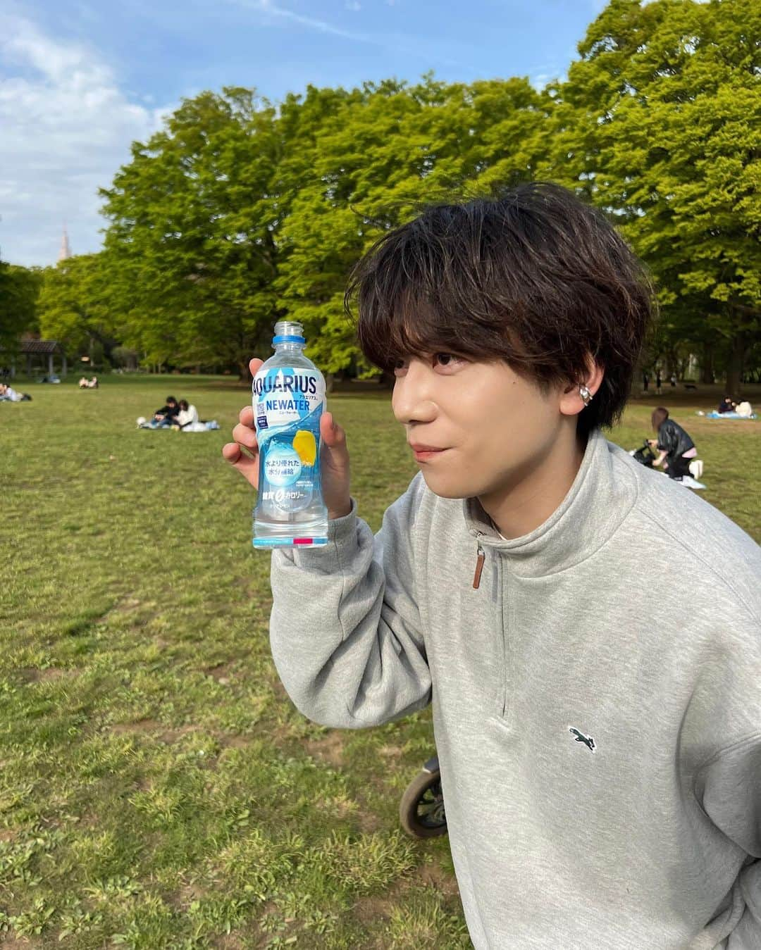 馬場健太さんのインスタグラム写真 - (馬場健太Instagram)「代々木公園でピクニックしてきた🏃  お供には4/17発売のアクエリアスNEWATER🍋 これなんと「糖質ゼロ、カロリーゼロ」なのがめちゃよくて😳甘さや、カロリーが気になる人でも、気にせず飲みやすい✌  クリアレモン味で飲みやすくて、ピクニックにもぴったりやった🏃  #AQUARIUS #NEWATER #ニューウォーター #アクエリアスニューウォーター #水を超えた水 #pr @aquarius_jp」4月12日 19時12分 - kenken_baaaa