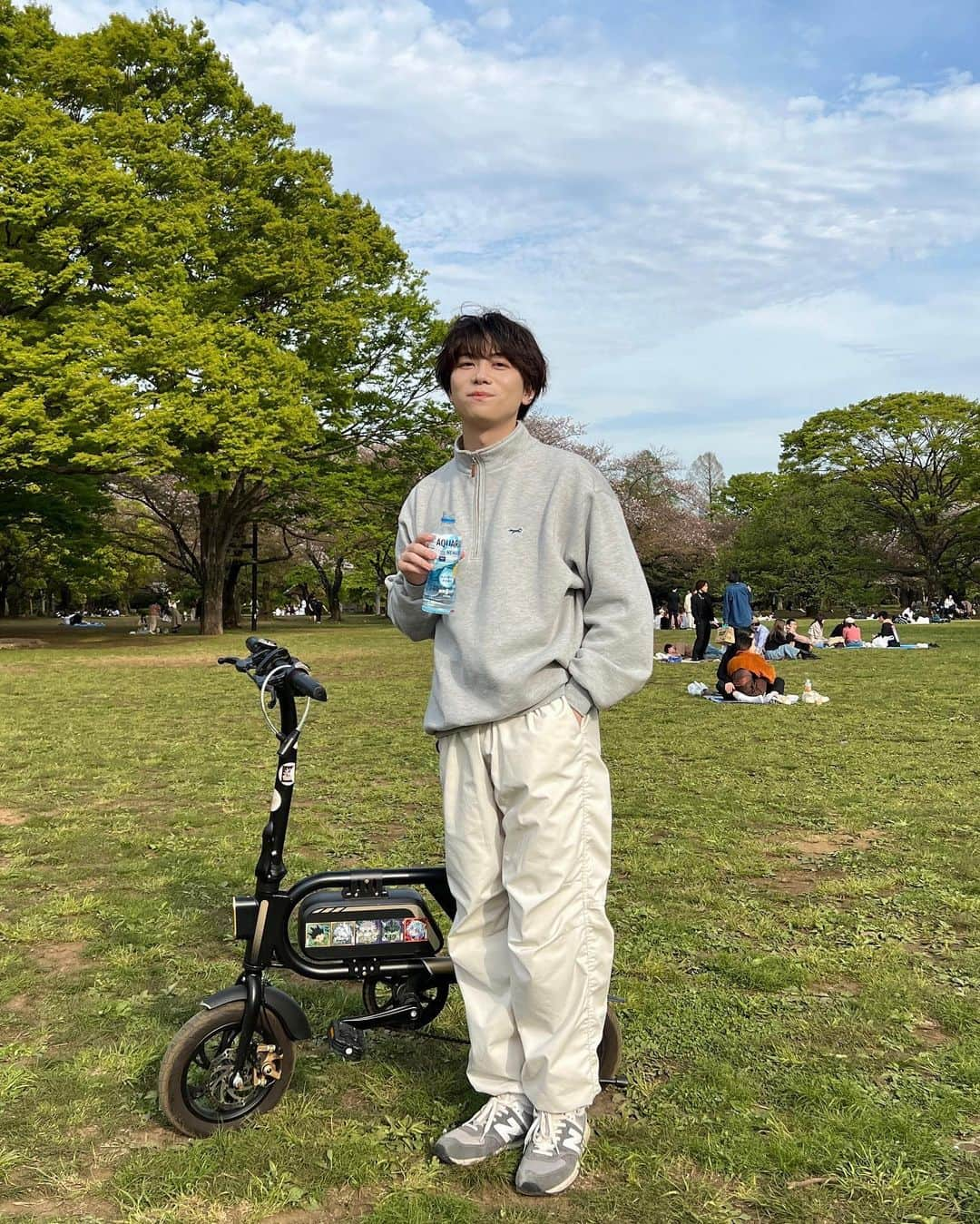 馬場健太さんのインスタグラム写真 - (馬場健太Instagram)「代々木公園でピクニックしてきた🏃  お供には4/17発売のアクエリアスNEWATER🍋 これなんと「糖質ゼロ、カロリーゼロ」なのがめちゃよくて😳甘さや、カロリーが気になる人でも、気にせず飲みやすい✌  クリアレモン味で飲みやすくて、ピクニックにもぴったりやった🏃  #AQUARIUS #NEWATER #ニューウォーター #アクエリアスニューウォーター #水を超えた水 #pr @aquarius_jp」4月12日 19時12分 - kenken_baaaa