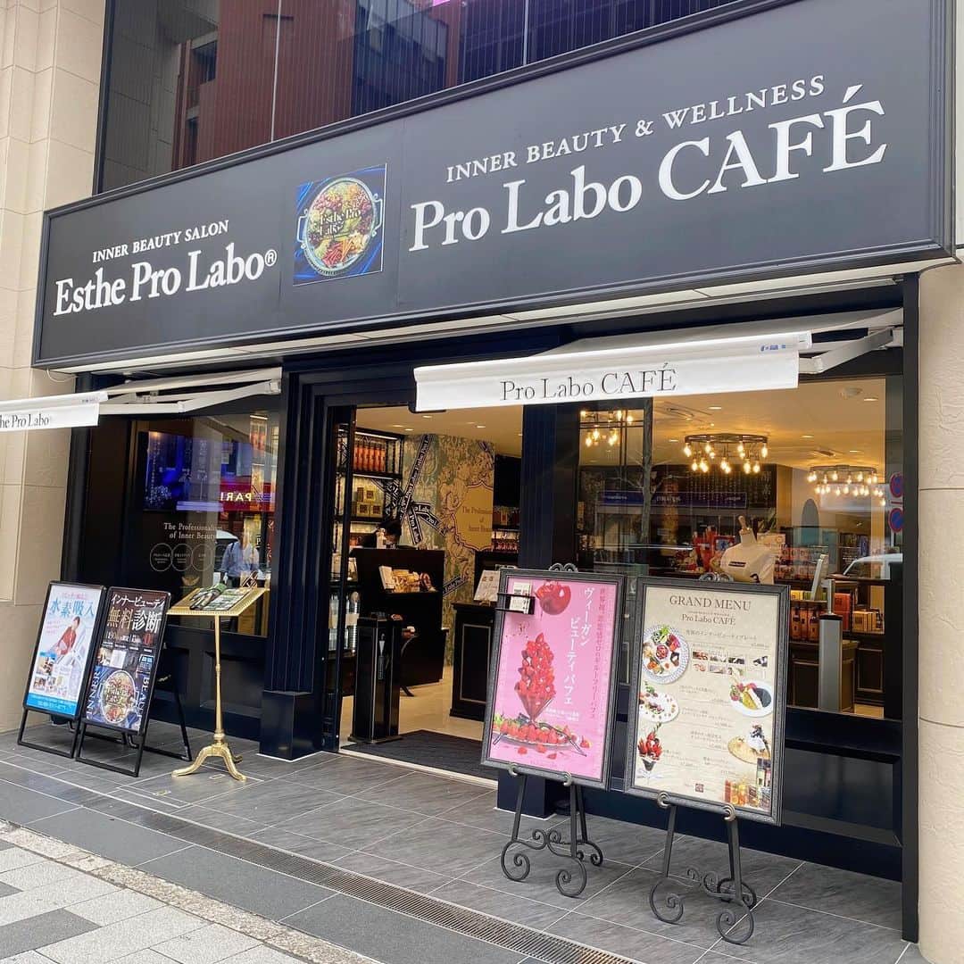 大谷朋子さんのインスタグラム写真 - (大谷朋子Instagram)「♡ * 4月1日に新宿にオープンした Pro Labo CAFE（プロラボカフェ）𐀑 * 世界初“カラダの内側から健康になれる”を コンセプトにした全35席のインナービューティカフェ。 * 特に、白砂糖や化学調味料、牛乳などを使用しないメニューが特徴。 「ギルトフリー」「デトックス」「低GI」「無添加」などがキーワードの食材を選定。腸が喜ぶカフェメニューを提供しています♡ * 食事の前にオレンジ色のサプリを飲んで カフェメニューをいただきました🧡 (食後には水色のサプリ♡)  ♦︎究極のインナービューティープレート ♦︎漆黒のヤシ殻活性炭チャコールクレンズパフェ ♦︎発酵ハーブティクレンズ（ダブルベリー）  * 種類も多く、見た目も美しくて楽しめるし、 とっても美味しいからギルトフリーなのが信じられないけど、とてもうれしい♡ * 店内もキレイで居心地がいいし、 他にも気になるメニューがたくさんあったので、また絶対に伺いたいです🍴 * 気になった商品はお店で購入できるので、 お買い物だけでもぜひ♪ 新宿三丁目から徒歩1分です🙆🏻‍♀️ * * @estheprolabo_shinjuku  @prolabo_cafe  #インナービューティカフェ #プロラボカフェ #新宿カフェ #黒パフェ #ギルトフリー #パフェ #有機苺 #苺パフェ #エステプロラボ #estheprolabo」4月12日 19時12分 - tomoko_ohtani
