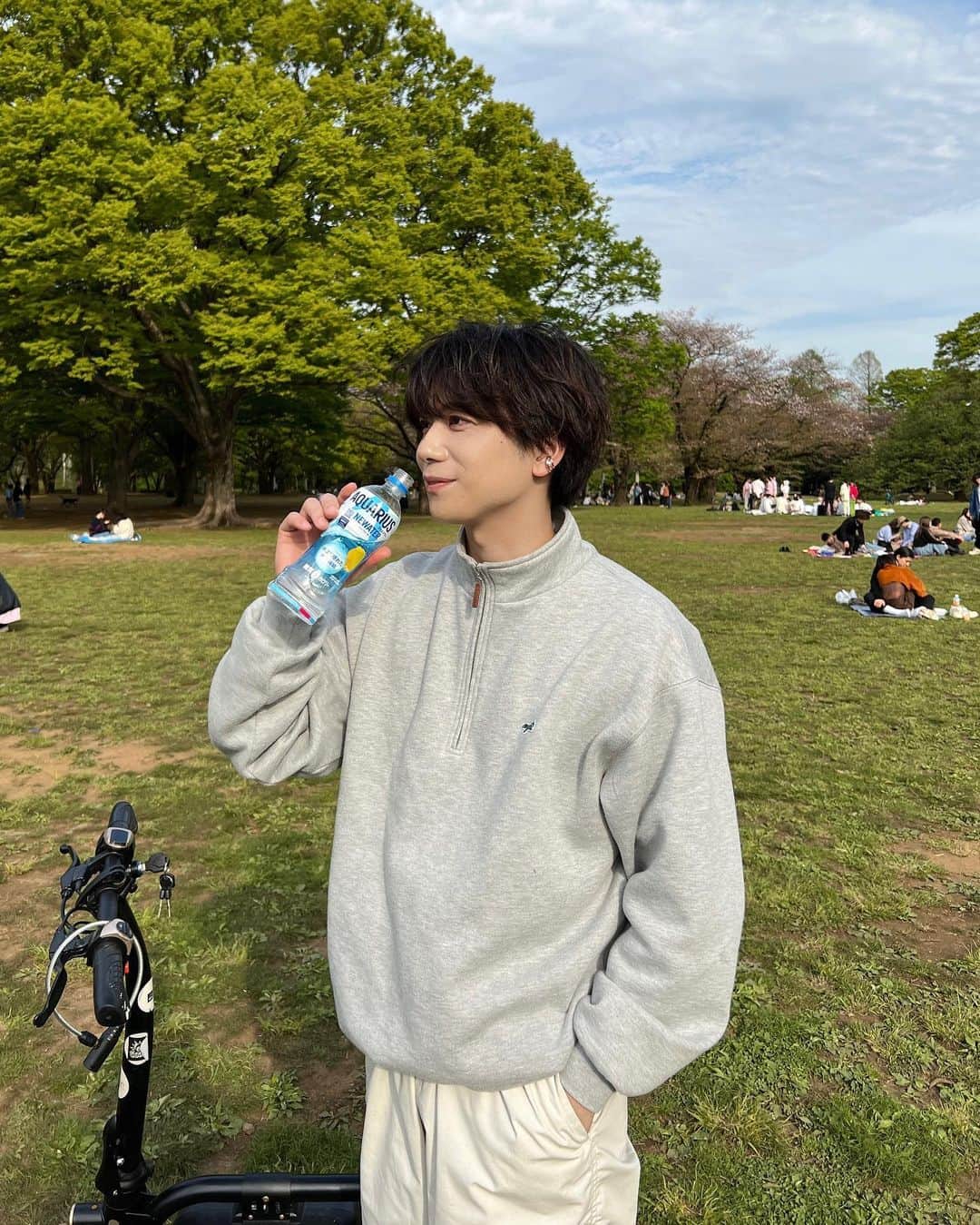 馬場健太のインスタグラム：「代々木公園でピクニックしてきた🏃  お供には4/17発売のアクエリアスNEWATER🍋 これなんと「糖質ゼロ、カロリーゼロ」なのがめちゃよくて😳甘さや、カロリーが気になる人でも、気にせず飲みやすい✌  クリアレモン味で飲みやすくて、ピクニックにもぴったりやった🏃  #AQUARIUS #NEWATER #ニューウォーター #アクエリアスニューウォーター #水を超えた水 #pr @aquarius_jp」