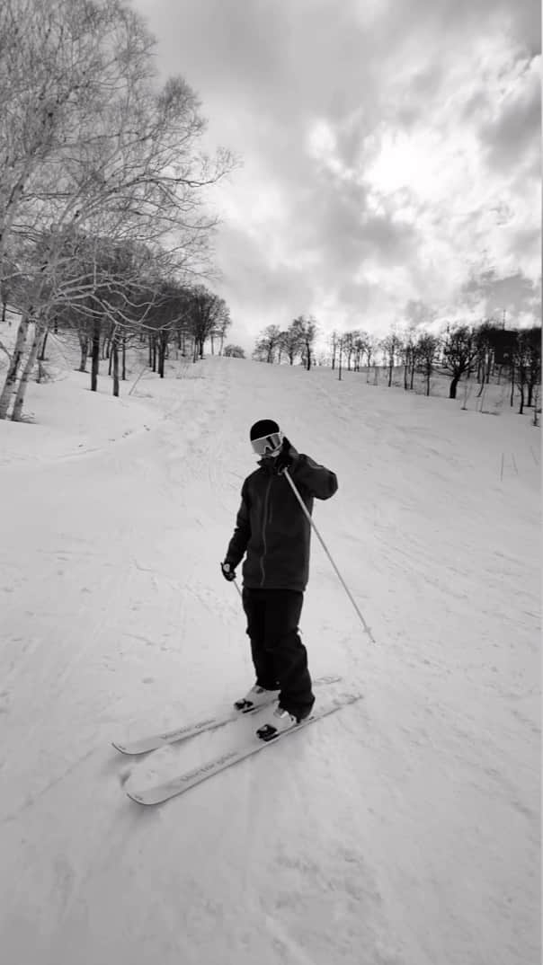 杉本幸祐のインスタグラム：「V.R.A CAMEL CAMP at @nozawaski   SKI Camel Hump Standard 175cm from @vector_glide   Shot by @shoendo7   #vectorglide  #jazzysport」