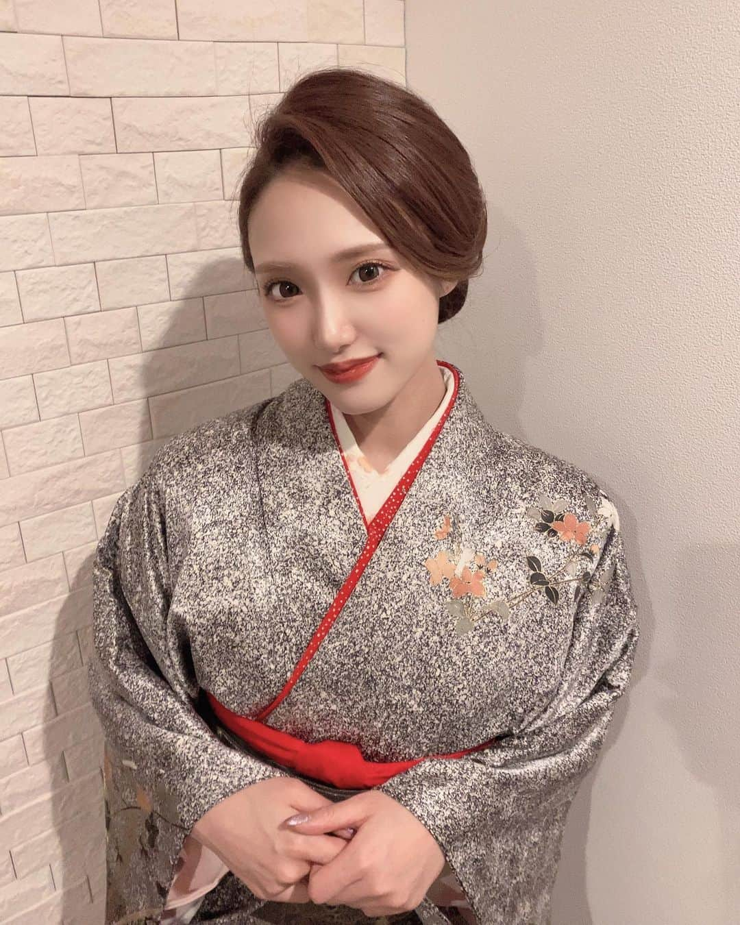 沙季さんのインスタグラム写真 - (沙季Instagram)「👘✨️  周年イベント一日目に着た👘  テーマは旅館の女将です‎🤍  おいでやす〜🤲🏻´-  #周年 #周年イベント #周年祝い #👘 #着物 #着物ヘア #着物ヘアアレンジ #着物女子 #和服 #和髪 #夜会巻き」4月12日 19時12分 - shaji4700