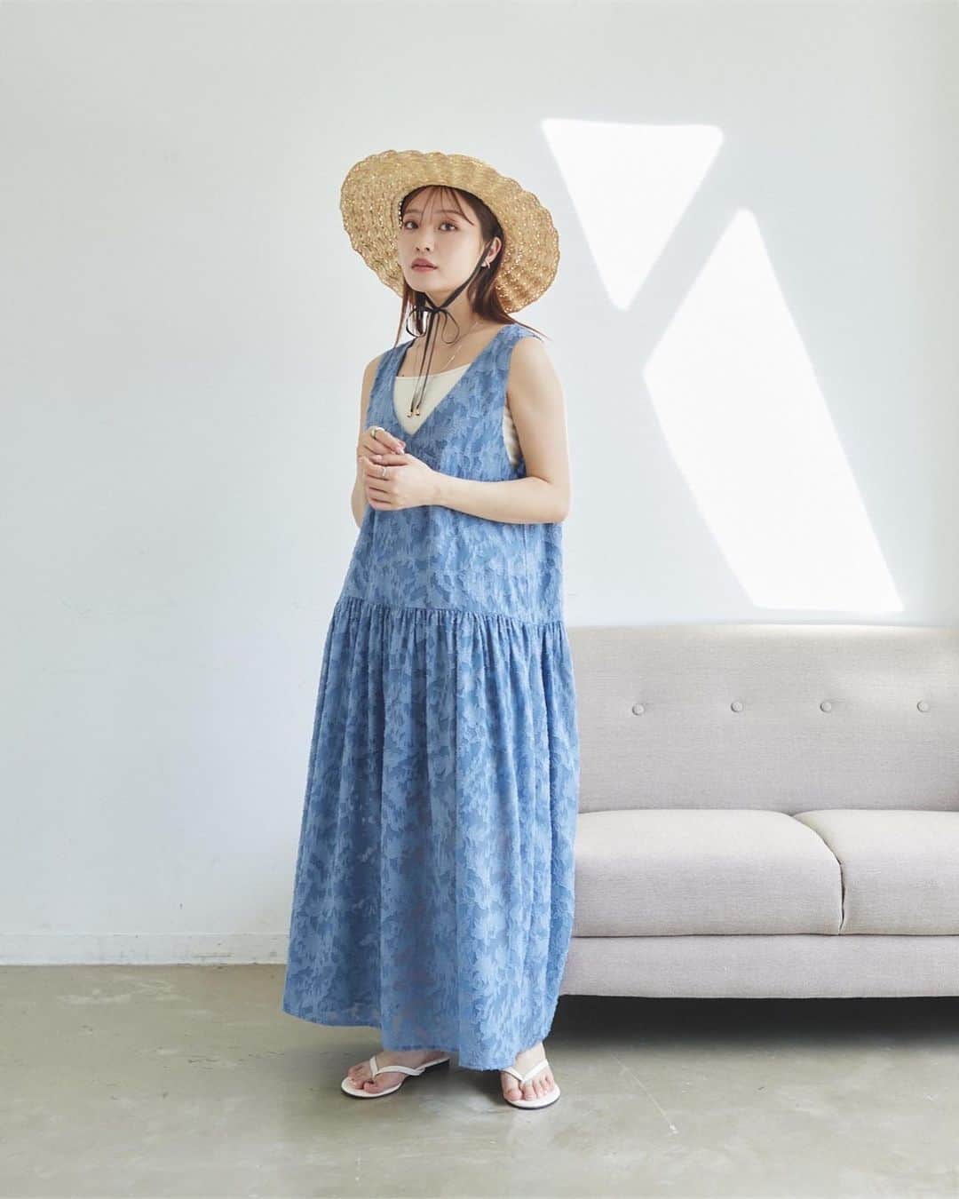 Vannie Officialのインスタグラム：「【coming soon..】  シアージャガードワンピース blue │ ivory / ¥5,390 tax in ▶︎4/28 発売予定  アメスリボーダーカットワンピース white │ brown / ¥4,950 tax in ▶︎4/19 19:00 release  #vannie_u#ヴァニーユー #ZOZOでしか買えない #zozotown」