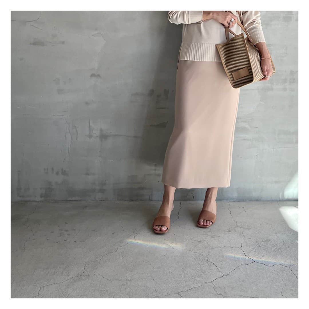 エリオポールのインスタグラム：「2023 Spring Collection  Skirt  16.500yen / HÉLIOPÔLE   Ref: 13003012067HN Color: Ivory. Beige. Green. Black Siz: 34. 36. 38  Pants  16.500yen / HÉLIOPÔLE   Ref: 13003011066HN Color: Ivory. Beige. Green. Black Siz: 34. 36. 38  店舗にてお電話による通販対応も承っております。  HELIOPOLE代官山店  03 3770 6438  HELIOPOLE 札幌店  011 209 5455  HELIOPOLE 広島店  082 542 7033   オンラインストアでは今後入荷予定の新商品の予約も承っております。  @heliopole_official #HELIOPOLE  #エリオポール」