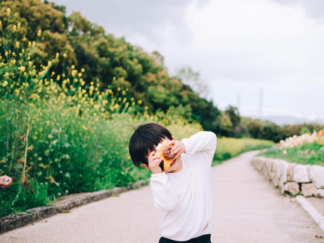 sorayuchiのインスタグラム：「・ すっかりカメラ男子📷✨  早く本物持たせてあげたい😊  お家で、たまにgfxとライカ持って遊んでるから焦る😂」