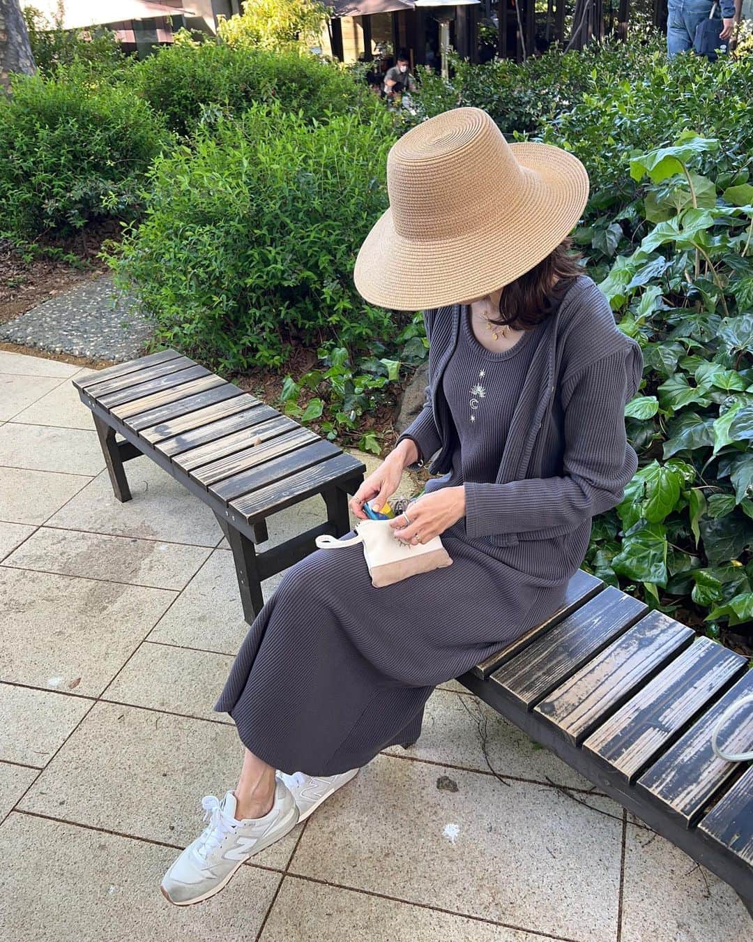 eiko kagamiのインスタグラム：「去年も即完売のsummerバケットハット👒  2023versionはリクエストにお応えしてサイズが大きくなって バージョンアップでの登場です!!😍👏  私本当に頭が大きくて←なんの告白 いつも撮影でもサイズを1番大きくしていたのですが🥹 （アジャスターで調整可能最高）、今回はすっぽり🥹🫶✨✨ もちろん小さくも調節できるので小さい方も安心してください♡ 大小どちらにしても型崩れはしないです👏  紫外線カット、小顔効果抜群のリニューアル！ もちろん今年のも折り畳みできます♡  是非チェックしてみてください🧡  この後20:00からのライブでももちろんご紹介します✊❣️ . . . . . . #sandlessmoon#大人カジュアル#カジュアルコーデ#ハット#麦わら帽子#夏コーデ#アラフォーコーデ#ママコーデ」