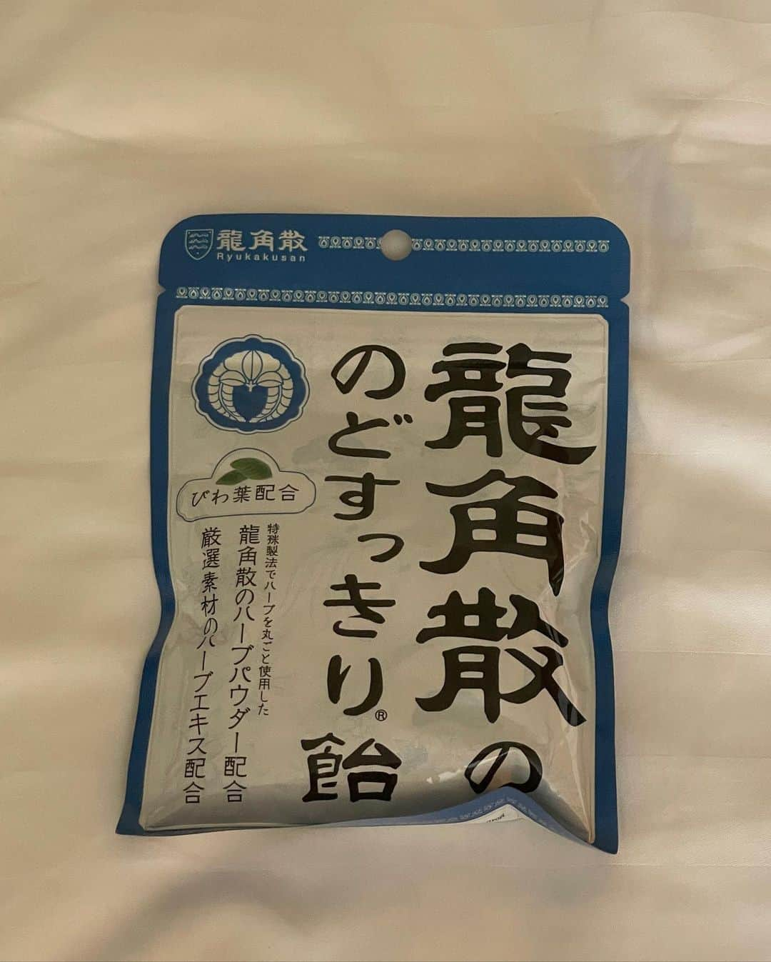 後藤希友さんのインスタグラム写真 - (後藤希友Instagram)「.  あの龍角散が無ければ今頃私は、、、。 と言うくらい龍角散が私の命綱でした。 あの時に家に取りに帰ってくださった江本さんに感謝しまくりです🇰🇷  話したことなくて、話すこともないと思っていた方と今回の短い期間でこうして仲良くしていただけてとても嬉しかったです🇯🇵🫶 江本さんは韓国チームのコーチをされていまして、今回私が投げて転んでいた時にファーストコーチャーからその瞬間を見ていました。 『視界から消えたわぁ』と大笑いしていました。(いやまず心配してくださいね‪💢)  また次お会いする時も、ワチャワチャしましょうネ🤔 そして私の事いじり過ぎないｺﾄ‼️ そこは本当もう頼みますよ🤢 人の顔みてすぐ笑わないでくださいね😂  とっても楽しい韓国遠征となりました！🇰🇷 オンニ、カムサハムニダ  #始まりは #龍角散 #本当感謝してます #カムサハムニダ #江本さんが #韓国語話してるの見ると #かっこよすぎた #これが #江本さんから頂いた #龍角散です #龍角散なめたらあかんよ」4月12日 19時21分 - miugoto_18