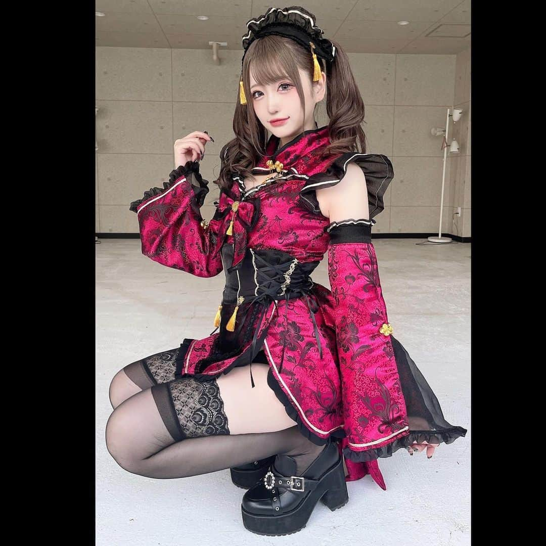 岩瀬唯奈のインスタグラム：「👑大阪コンカフェゲスト出勤👑  4/15(土) 19:00〜4:00 チャイナコンセプトカフェ qooaiにてお給仕します◎  今回めちゃくちゃ特典豪華にしましたぁ！ 岩瀬を独占出来てしまうチャンスです。 普段は中々ゆっくり話せないので たまにはどうですか🐼✨  そしてそして！なんと！ 大阪で初めてのシャンパンタワーを やらせてもらいます！！！！幸  時間も朝までと長時間労働に挑みますので 仕事前仕事終わりの方も誰でも来やすくなってます！！チャイナ最高に似合っちゃうので是非遊びに来てね！！！  最高の思い出作るわよ！！！！！  #岩茶大阪行くってよ  ❥❥❥ #岩瀬唯奈 #コンカフェ嬢 #コンカフェ #コンセプトカフェ #新宿コンカフェ #歌舞伎町コンカフェ #メイドカフェ #新宿 #歌舞伎町 #アイドル #コスプレイヤー #ギャル #派手髪 #ピンク髪 #ハイトーン #たぬき顔 #地雷メイク #cosplay #selfie #japanese #photography #cosplayer #셀스타그램 #얼스타그램 #tattoo #タトゥー女子 #心斎橋コンカフェ #大阪コンカフェ #ミナミコンカフェ」