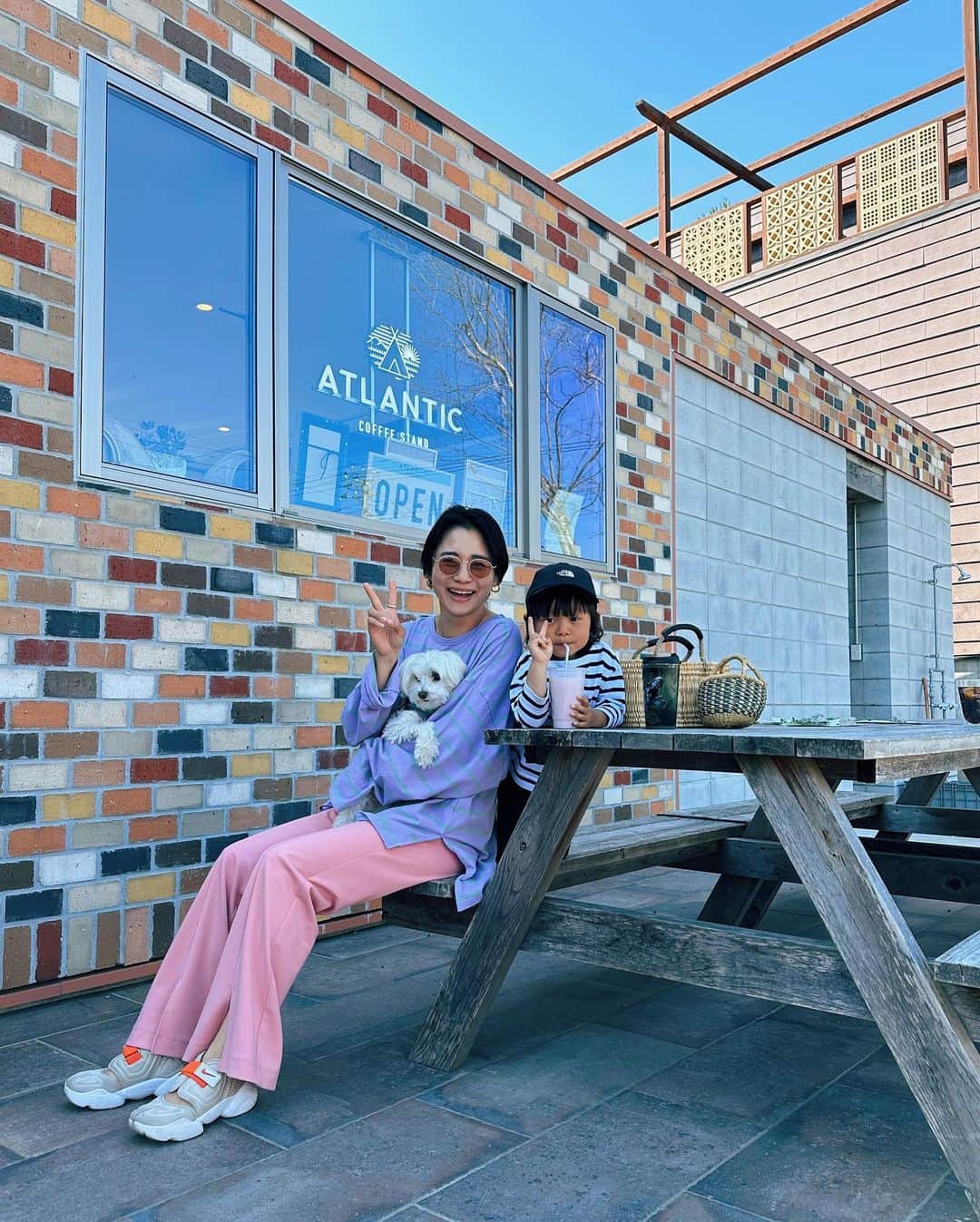 忍舞のインスタグラム：「のんびりコーヒータイム☕️ お天気いいって幸せ。 夏までに真っ黒なりそww  #親子コーデ #春コーデ #17度コーデ」