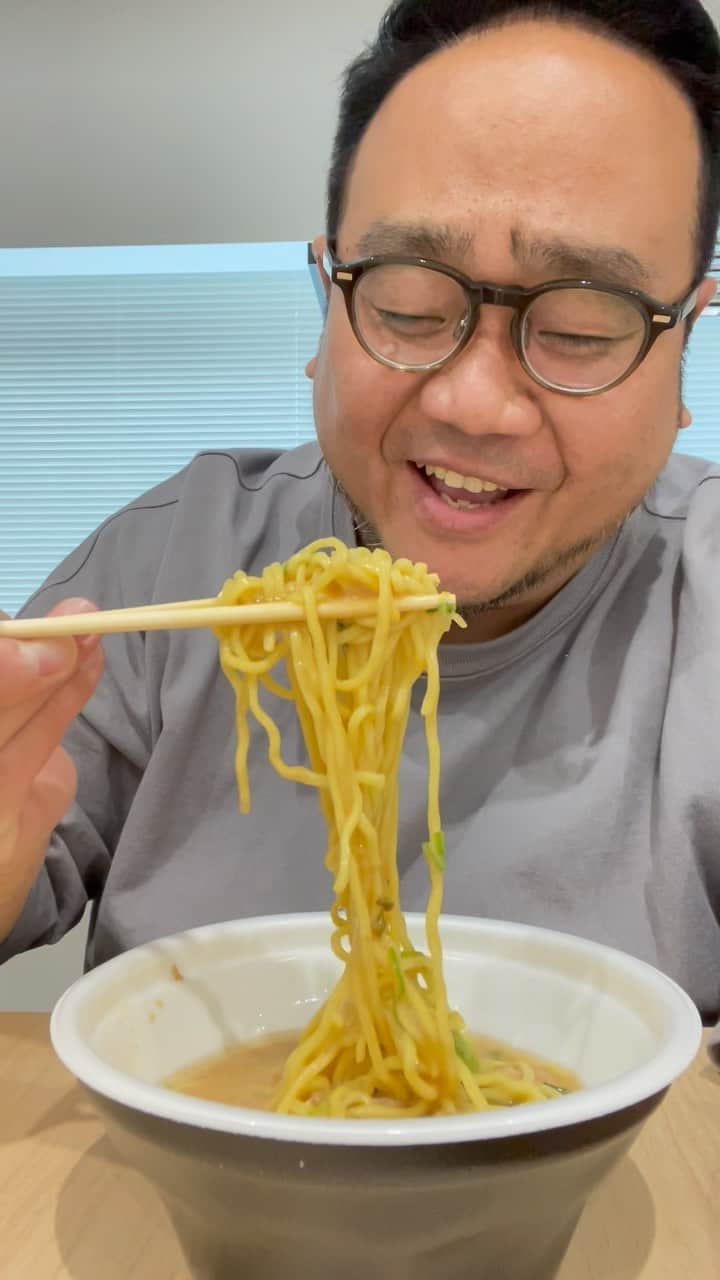 河野真也のインスタグラム：「イチオシ‼︎の本番前に、HTBの楽屋で、、、  #麺や虎鉄 さんで１月に限定で販売された、僕が監修した「豚そば味噌」が、北海道の #ローソン さんで販売中！ スープと麺、どちらも素晴らしい仕上がりでした！ おいしい！！  数量限定になるので、ぜひ、ぜひ！！  #北海道 #ラーメン」