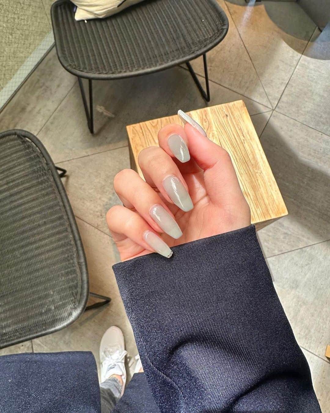 立木綾乃のインスタグラム：「new nail🎨🤍 ネイルに合うシルバーリングを新しく調達。エレガントな曲線がたまらなく可愛い。♡  @aletta_jewelry_official  #alettajewelry #立木ネイル #ワンカラーネイル #春ネイル #네일」