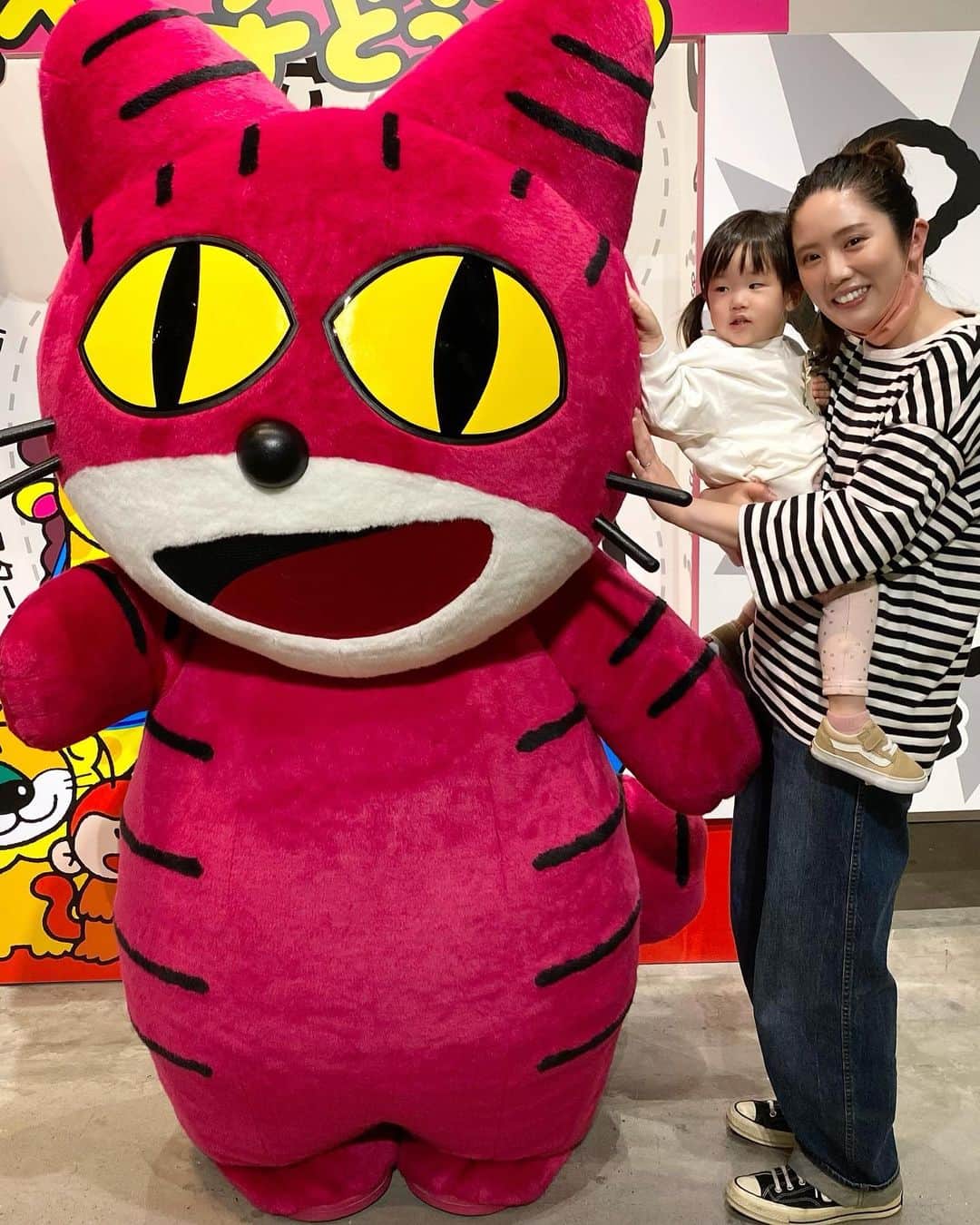 りかみし（みしまりか）さんのインスタグラム写真 - (りかみし（みしまりか）Instagram)「東京ドームシティ GalleryAaMoで開催されている たべっ子どうぶつのイベントへ家族で行ってきました🐰  プロジェクションマッピングやキャラクターグリーティングもあって子供たち大喜び🌼  キャラグリはネコちゃんとだったんだけど子供2人ともすごい近くにいても全然怖がらなくて楽しんでいた✨ 楽しませてくれたネコちゃんありがとう😂  フードも可愛くて食べるのもったいない💓 ハンバーガーとドーナツを頼んだけど、人気のどうぶつケーキとマカロンアイスは数量限定で間に合わなかったから狙ってる人は早めの時間に行ってね！ しっかり写真におさめて完食いたしました🤭  物販コーナーもあってこれまでグッズ化していないキャラの販売もしてるみたい😙 チケットがなくてもグッズは買えるよ🙆‍♀️  ノベルティでもらえたコースターが👧🏼は気に入ってずっと持ってたよ✨  5月14日までやっているので気になってる人は是非！ 室内だから天気も気にしなくて大丈夫だったよ🙆‍♀️  #たべっ子どうぶつ #たべっ子どうぶつLAND #たべっ子どうぶつ_pr #期間限定イベント #ギンビス」4月12日 19時23分 - rikamishi_official