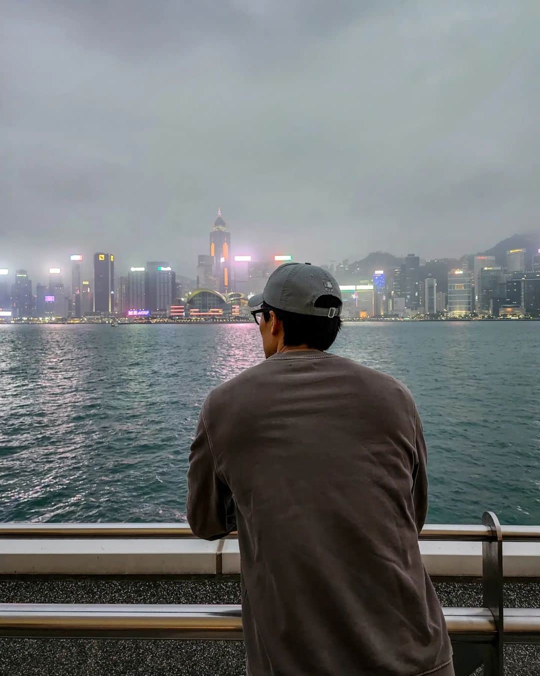 芳賀勇一さんのインスタグラム写真 - (芳賀勇一Instagram)「Not bad foggy days but no more please🙏 2週間ほど続いた悪天候も、ようやく過ぎ去りました。おかげで肌白くなった!?  #hongkong #foggy #nomore #viwes #night #harbor #香港 #港 #海 #海外生活 #モデル #俳優」4月12日 19時25分 - yuichihaga226